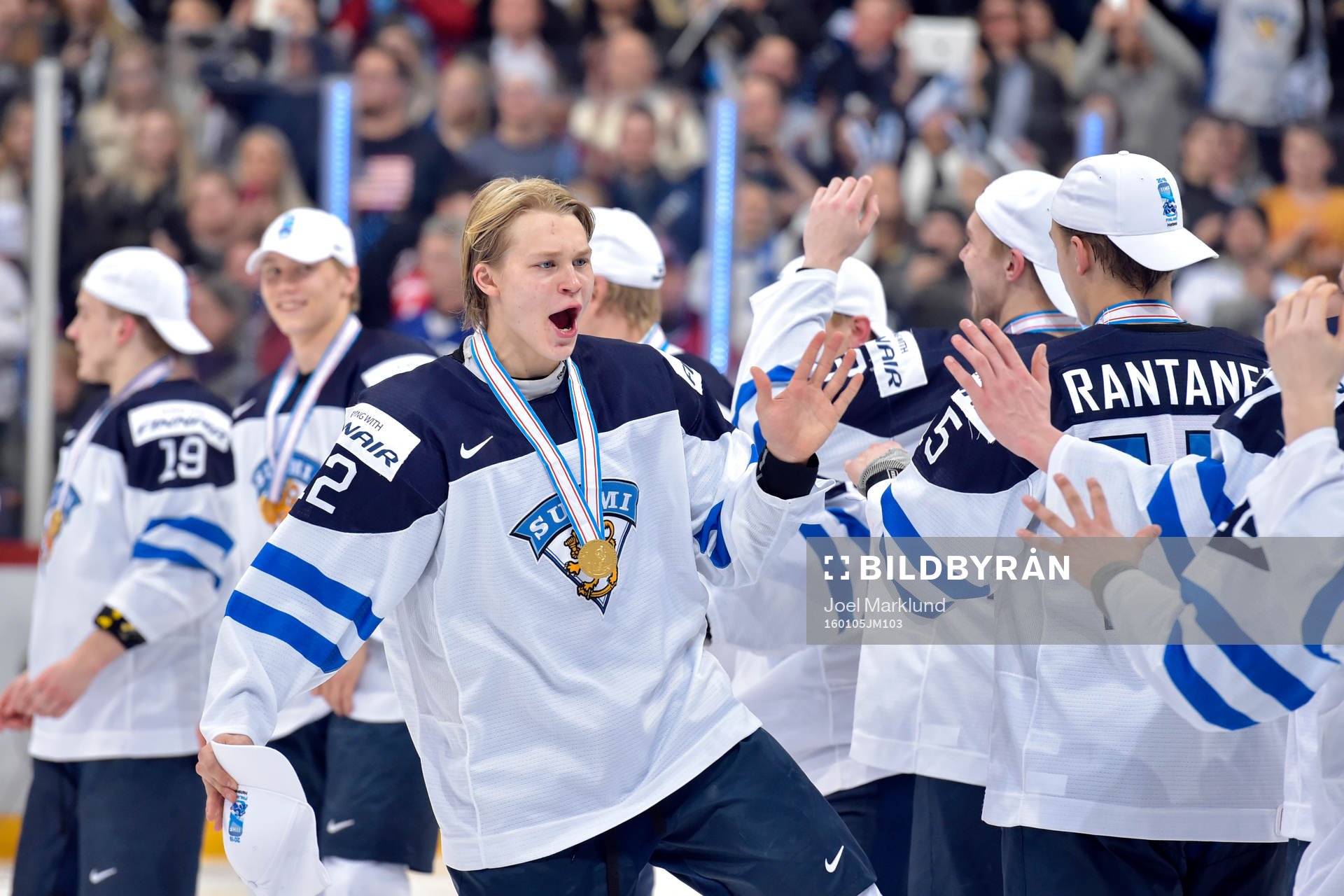 Finlands Kasper Björkqvist jublar med lagkamraterna