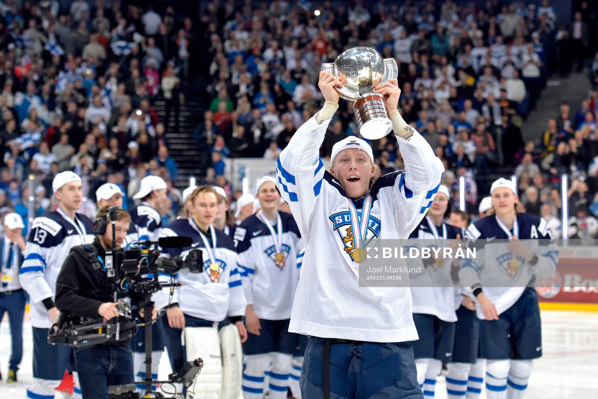 Finlands Patrik Laine höjer pokalen