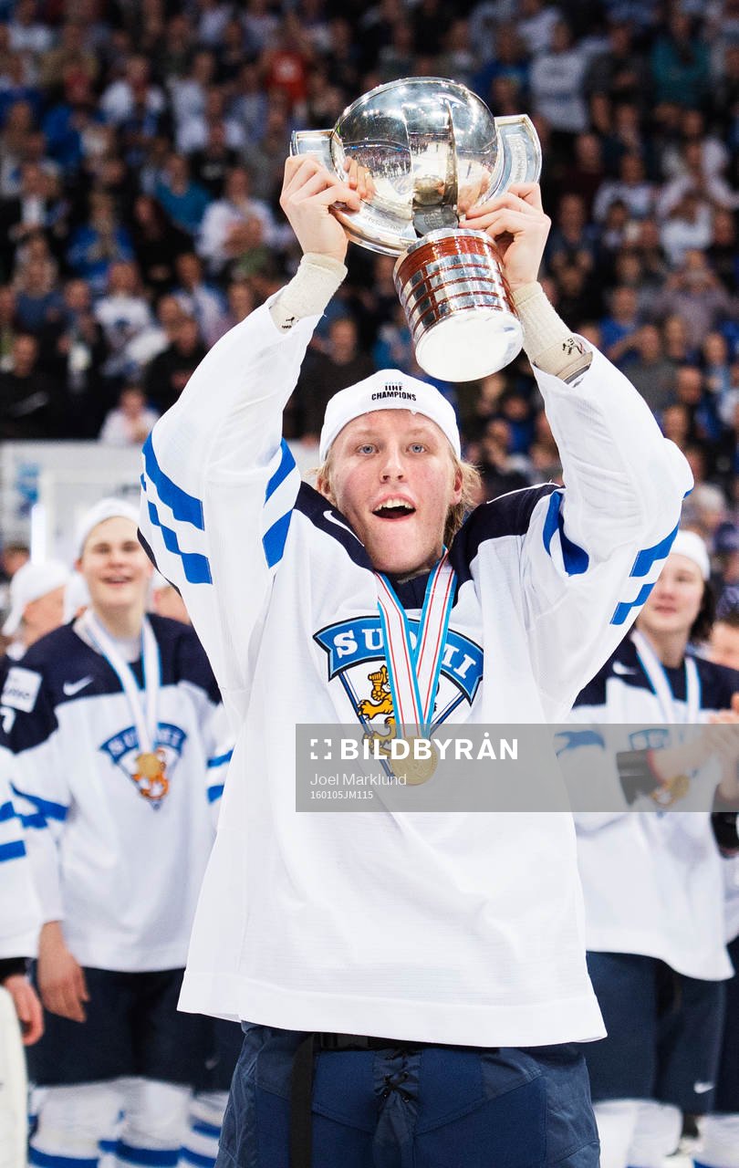 Finlands Patrik Laine höjer pokalen
