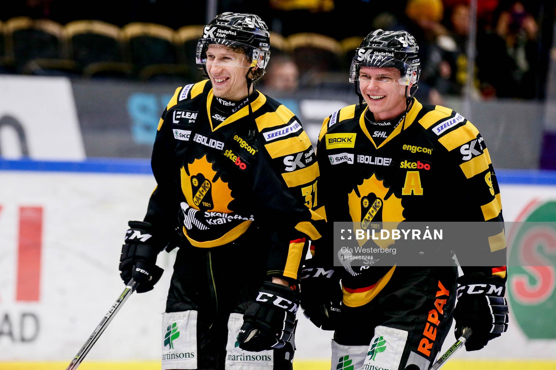 Skellefteås John Norman och Patrik Zackrisson  jublar