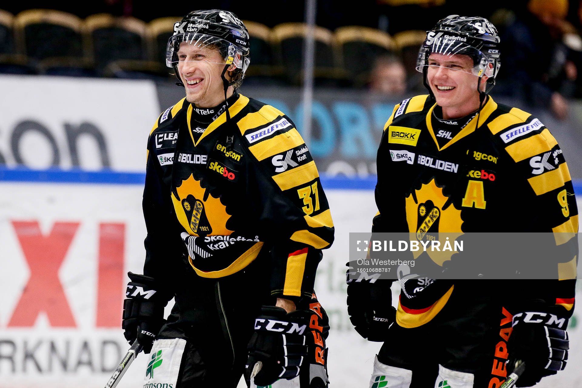 Skellefteås John Norman och Patrik Zackrisson  jublar