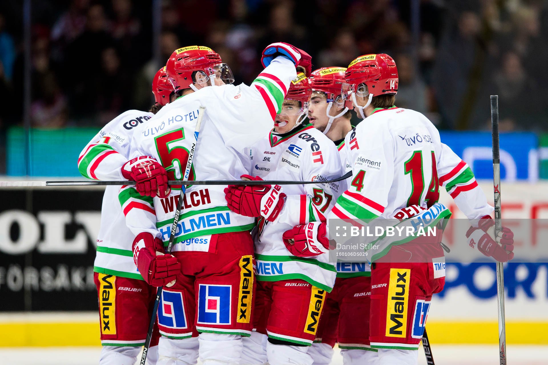 Modos  Noah Welch klappar om Emil Djuse