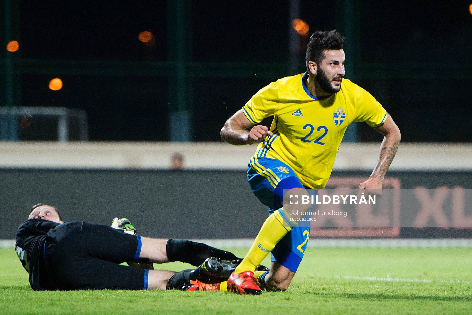 Sveriges Mikael Ishak  jublar