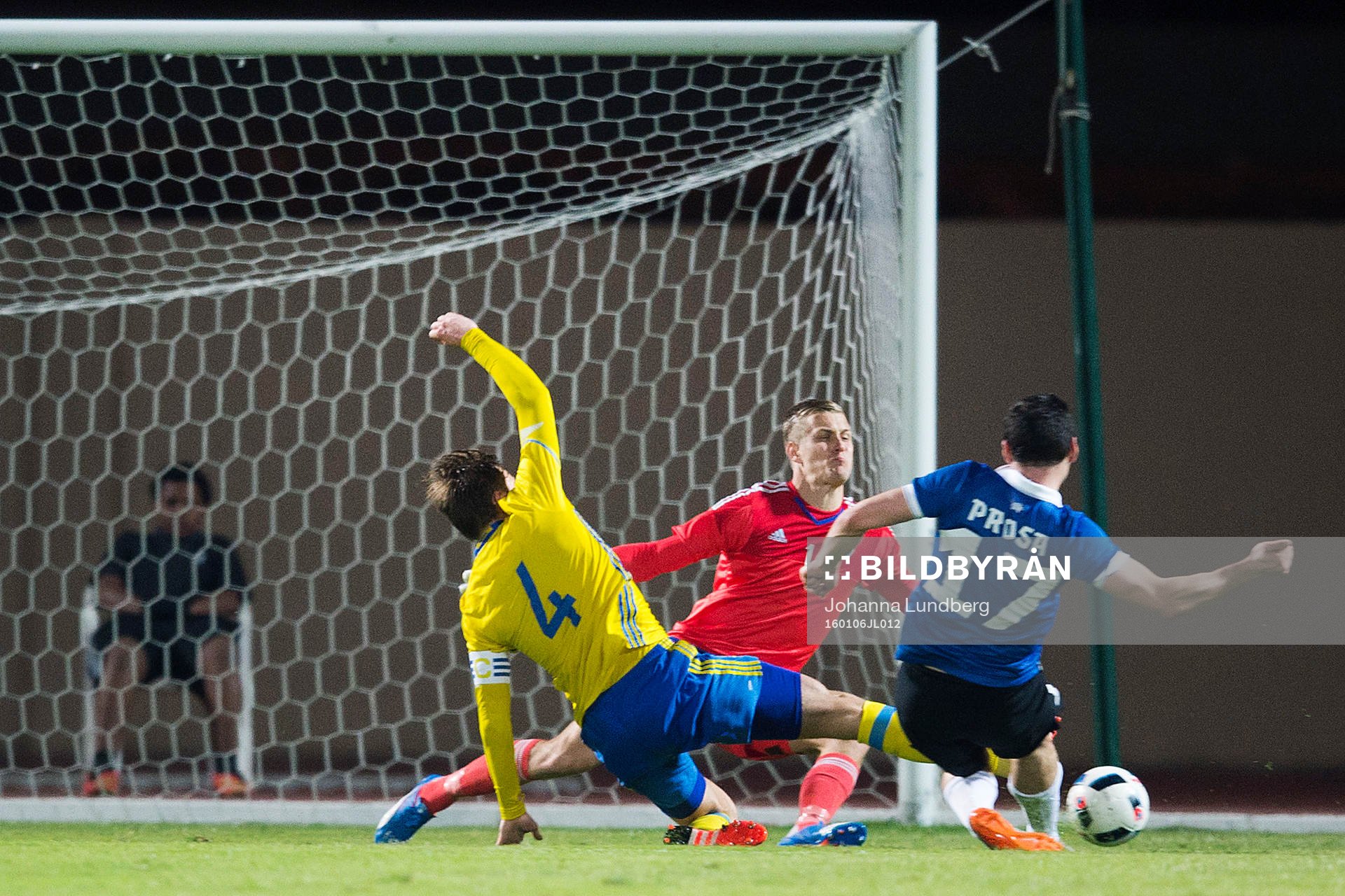 Estlands Albert Prosa gör 0-1 bakom Sveriges målvakt Karl-Johan Johnsson under träningsmatchen i Fotboll mellan Sverige och Estland den 6 januari 2016 i Abu Dhabi.