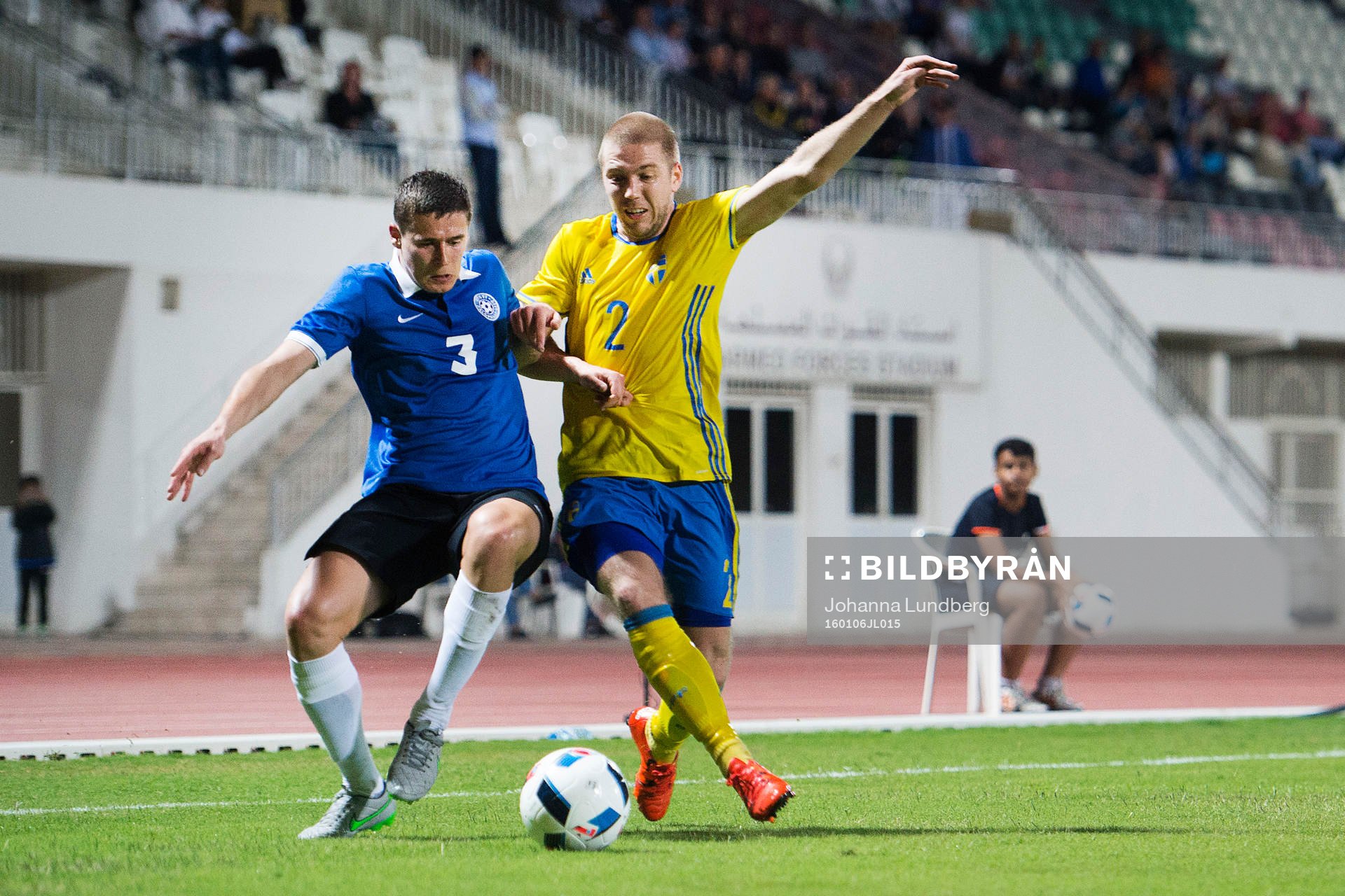 Estlands Artur Pikk och Sveriges Anton Tinnerholm under träningsmatchen i Fotboll mellan Sverige och Estland den 6 januari 2016 i Abu Dhabi.