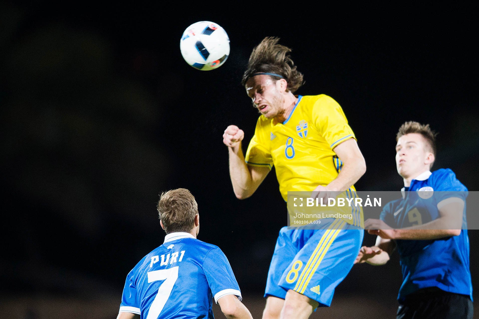Sveriges Gustav Svensson i en nickduell mot Estlands