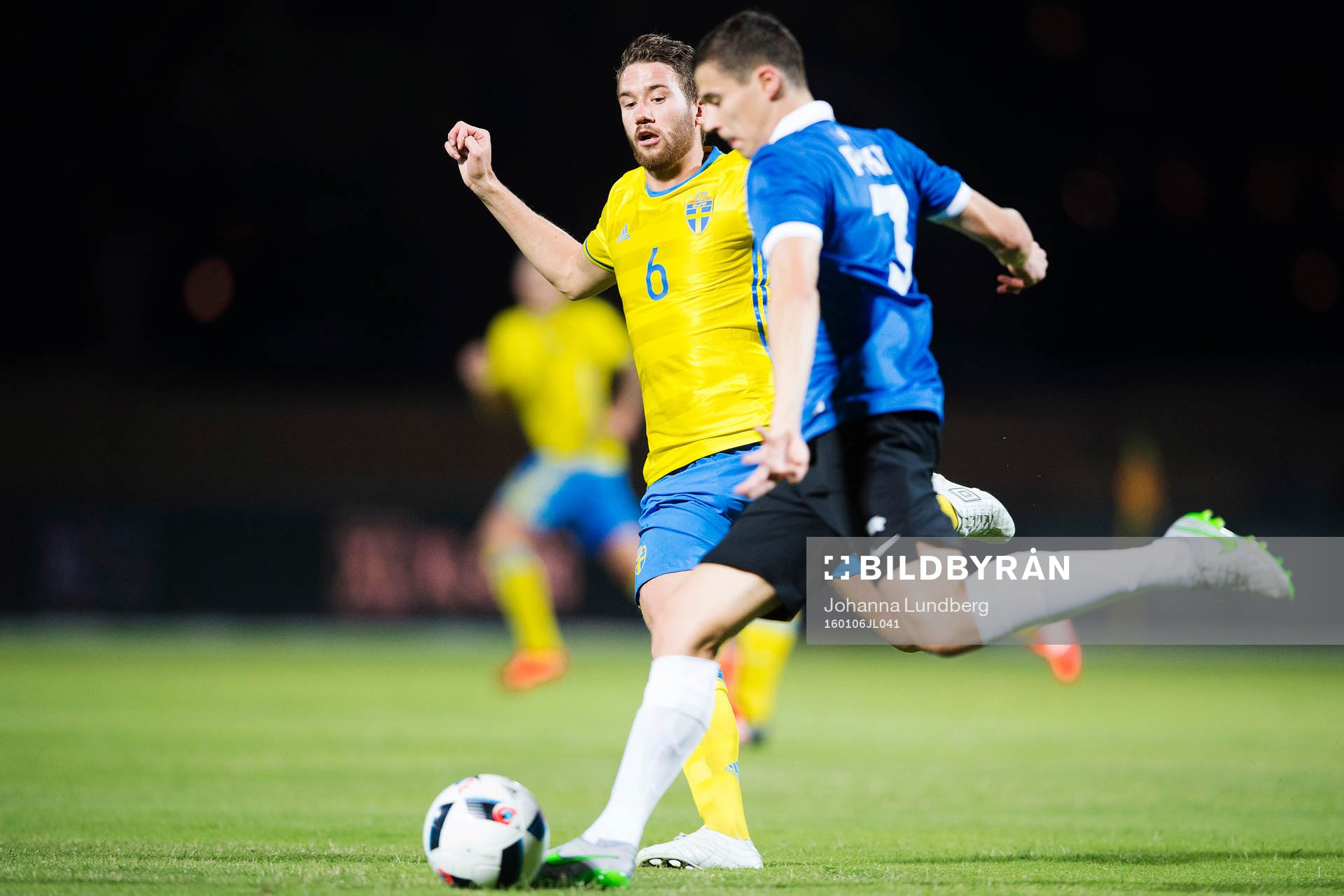 Sveriges Marcus Rohdén försöker stoppa Estlands Sander