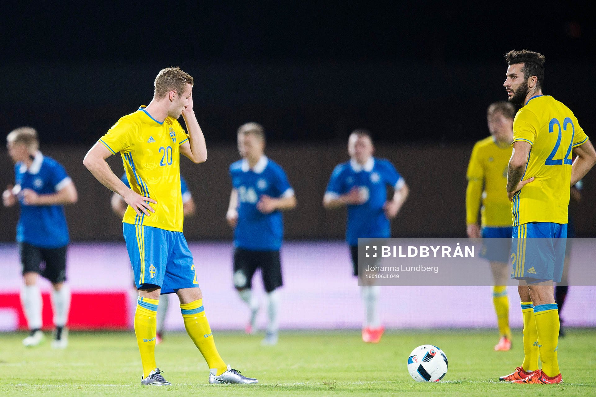 Sveriges Gustav Engvall och Mikael Ishak deppar