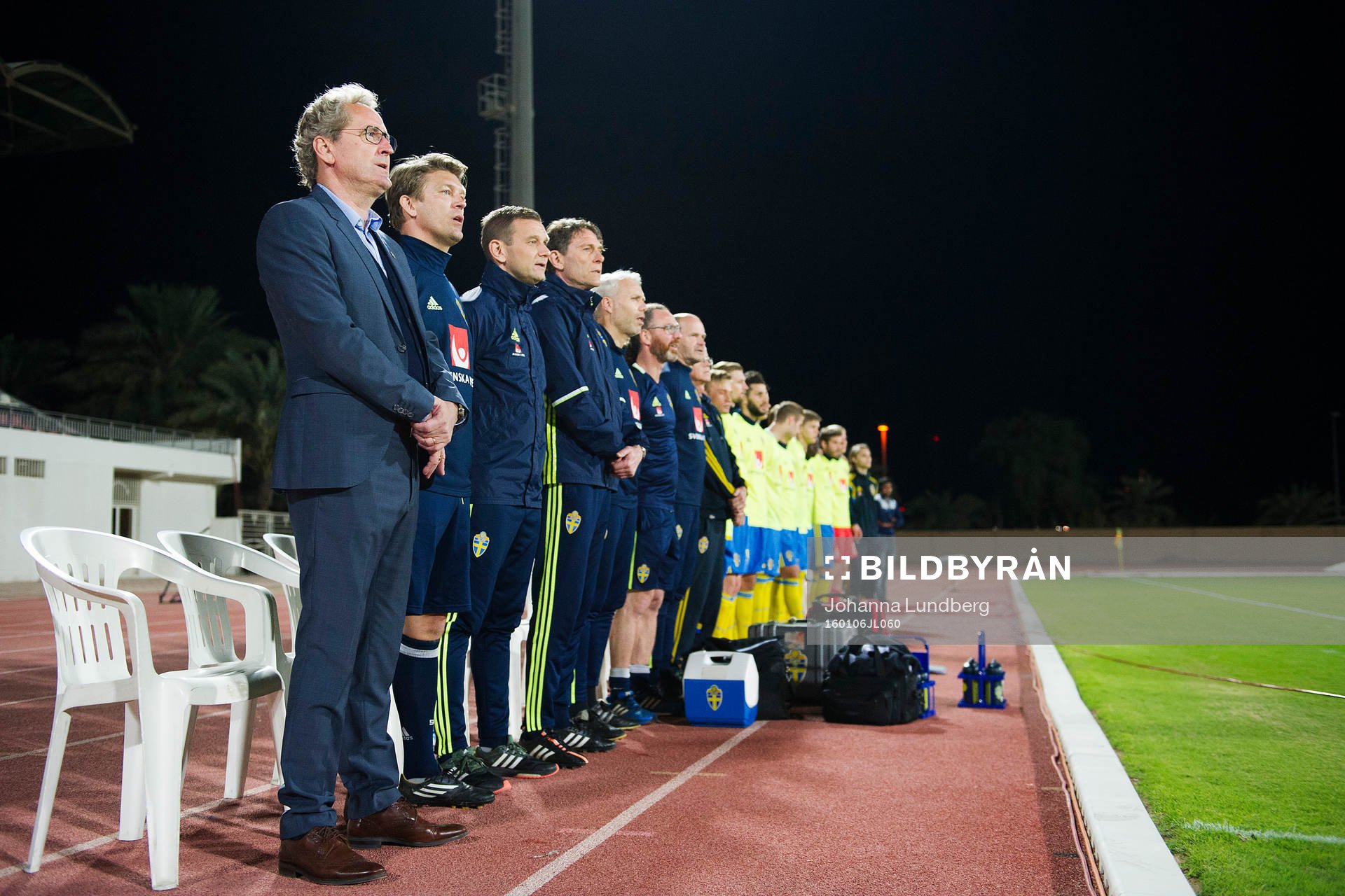 Sveriges förbundskapten Erik Hamrén med ledare sjunger