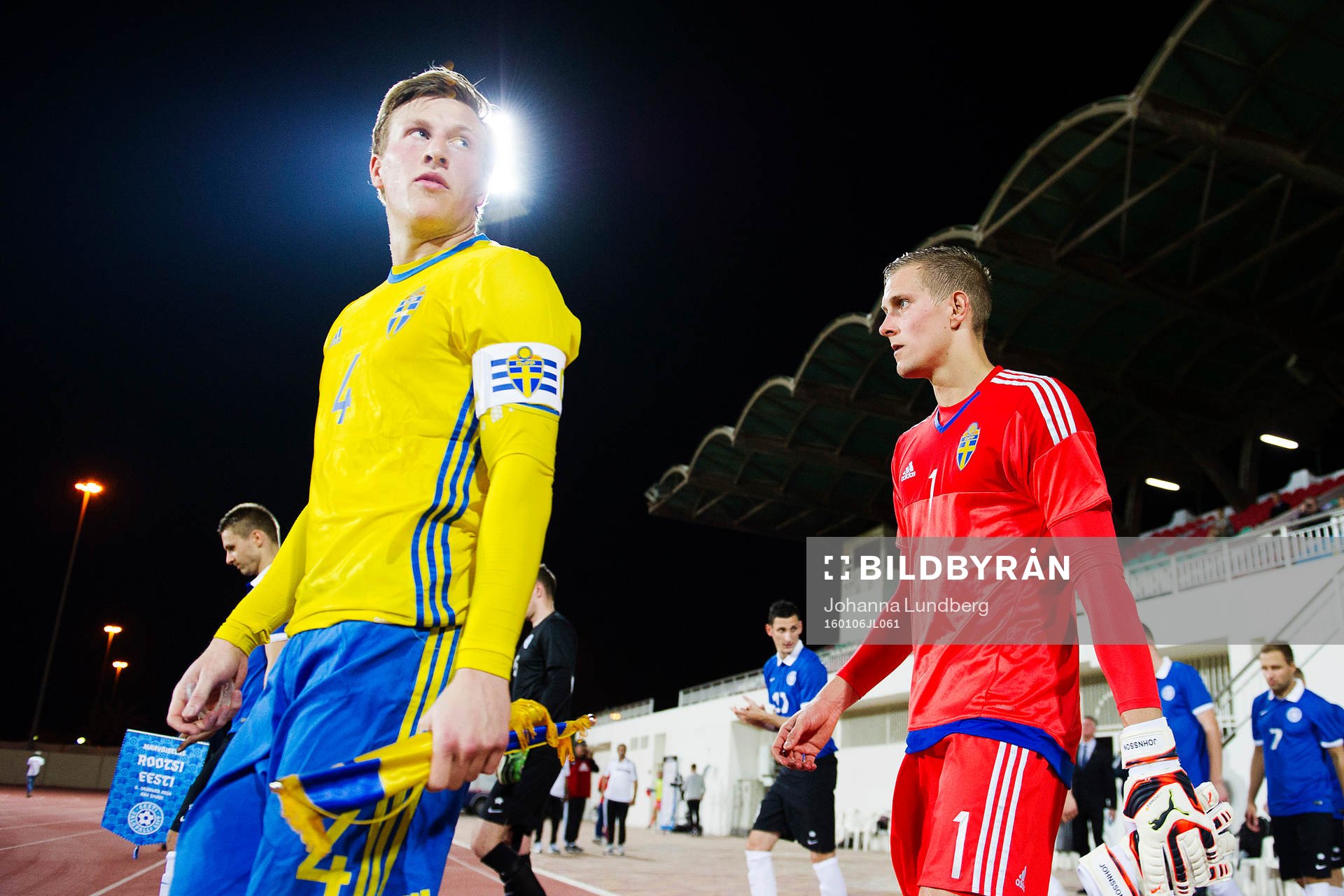 Sveriges Emil Bergström och målvakt Karl-Johan Johnsson