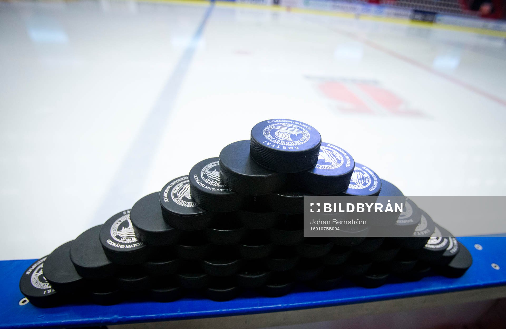 Puckar uppstaplade på hög inuti Behrn Arena