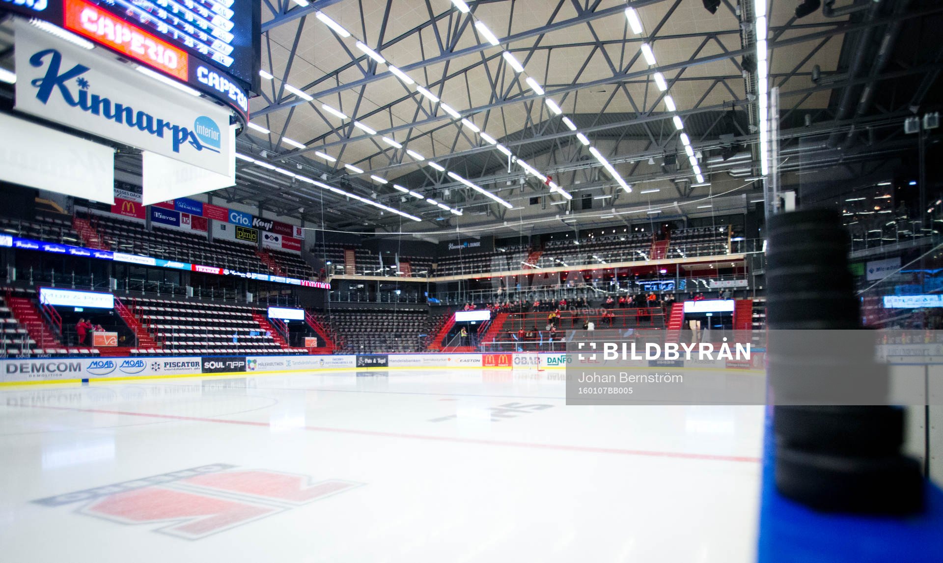 Puckar uppstaplade på hög inuti Behrn Arena