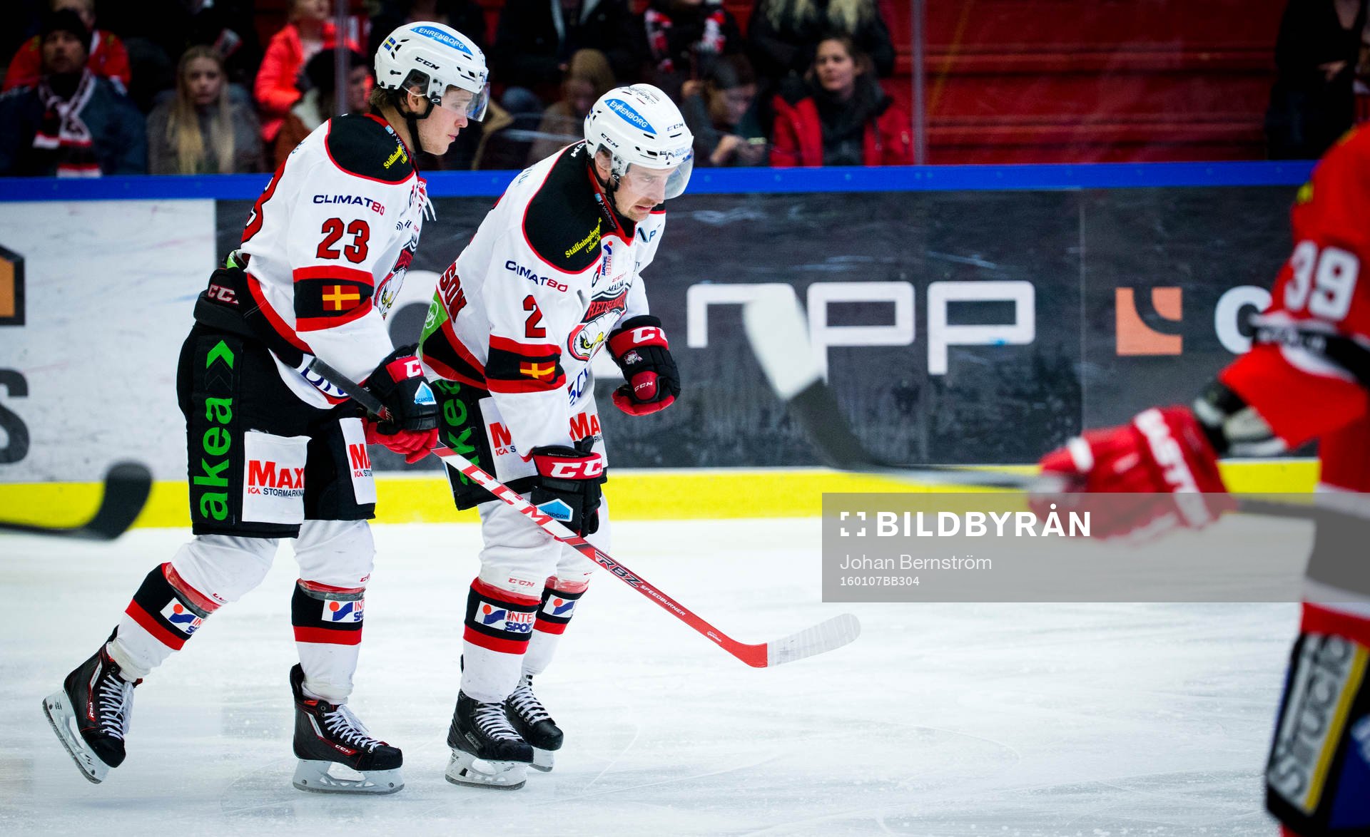 Malmö Redhawks Erik Andersson åker av isen skadad