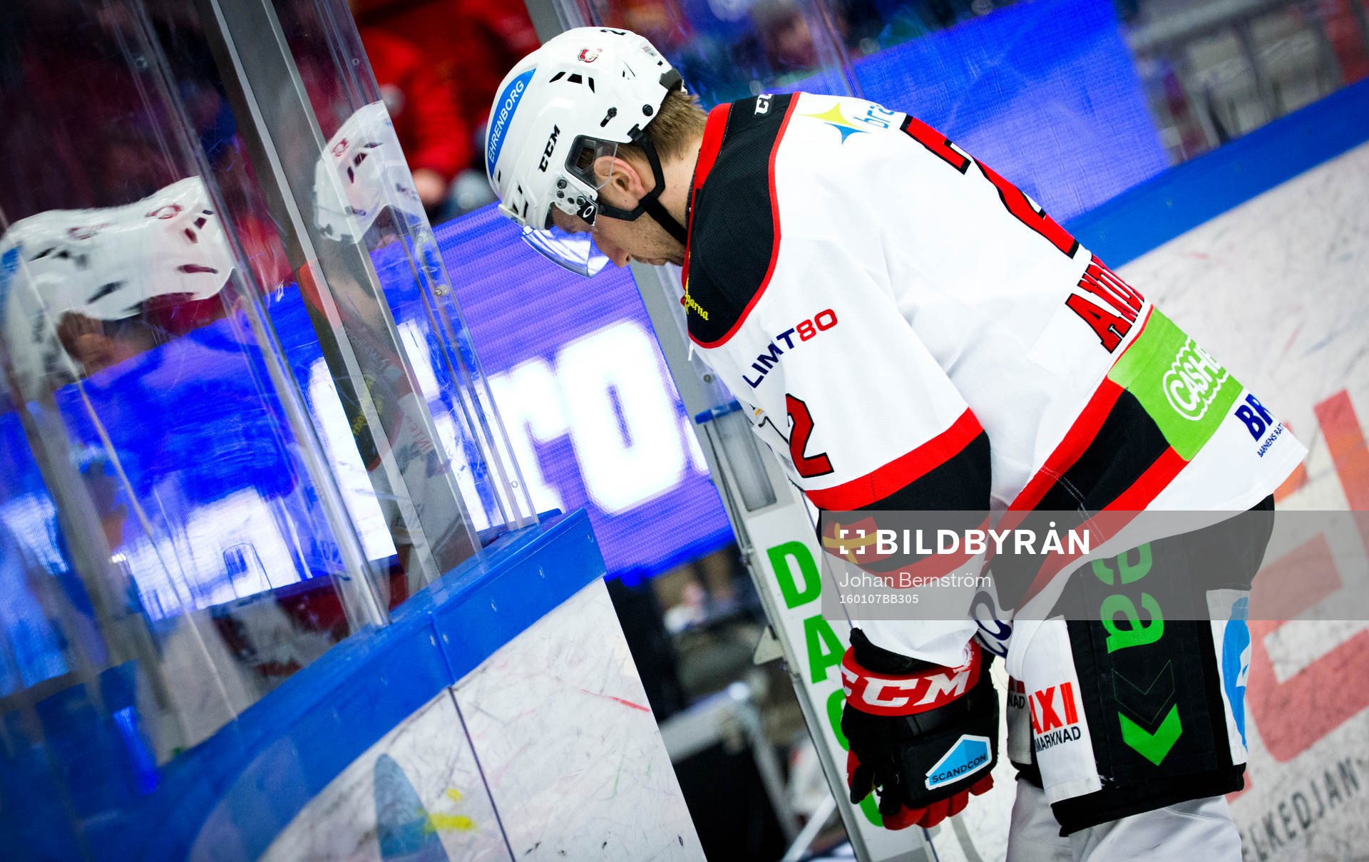 Malmö Redhawks Erik Andersson åker av isen skadad