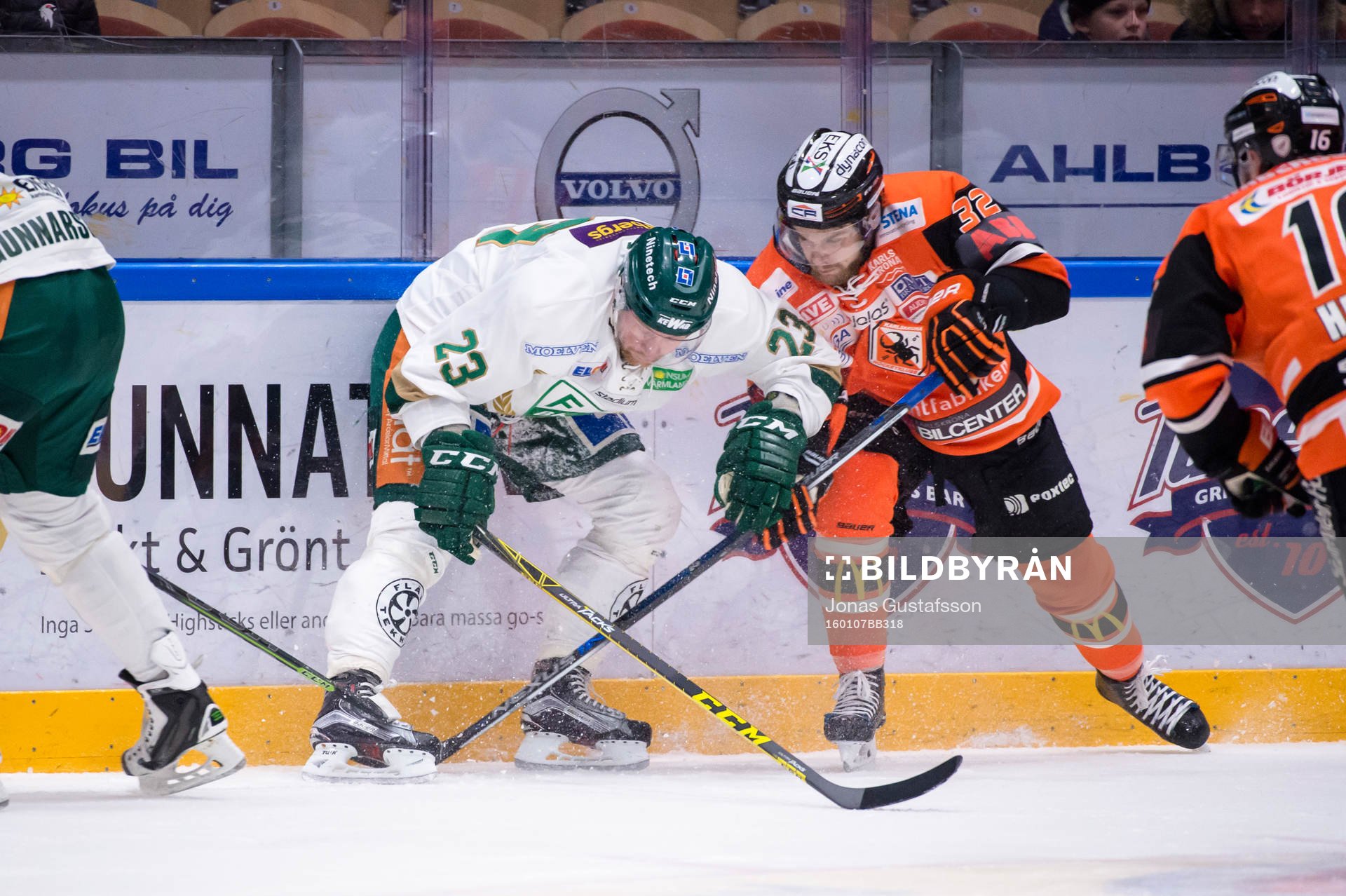 Färjestads Martin Röymark i kamp om pucken med