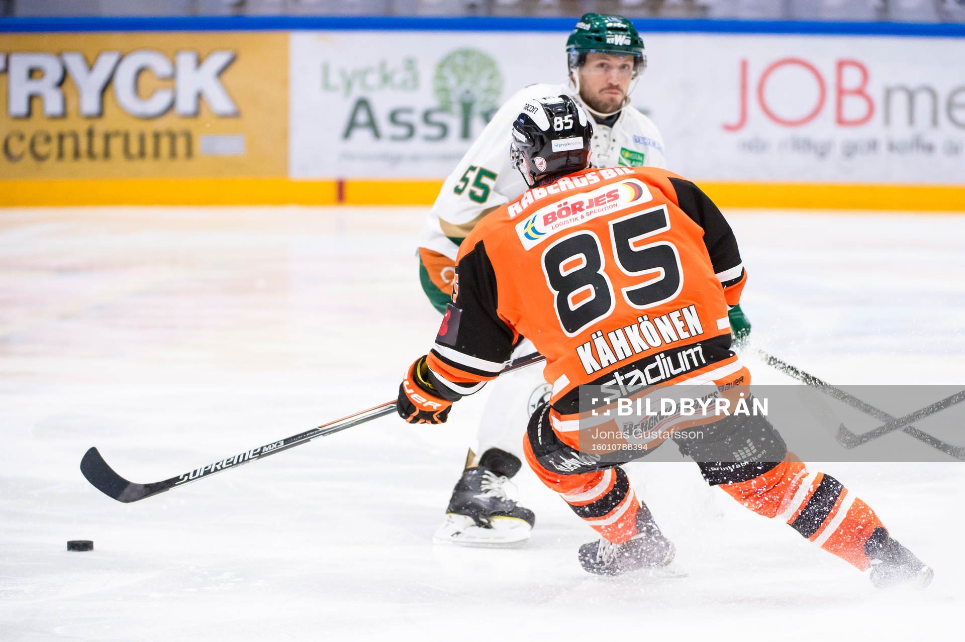 Karlskronas Toni Kähkönen försöker att lura Färjestads