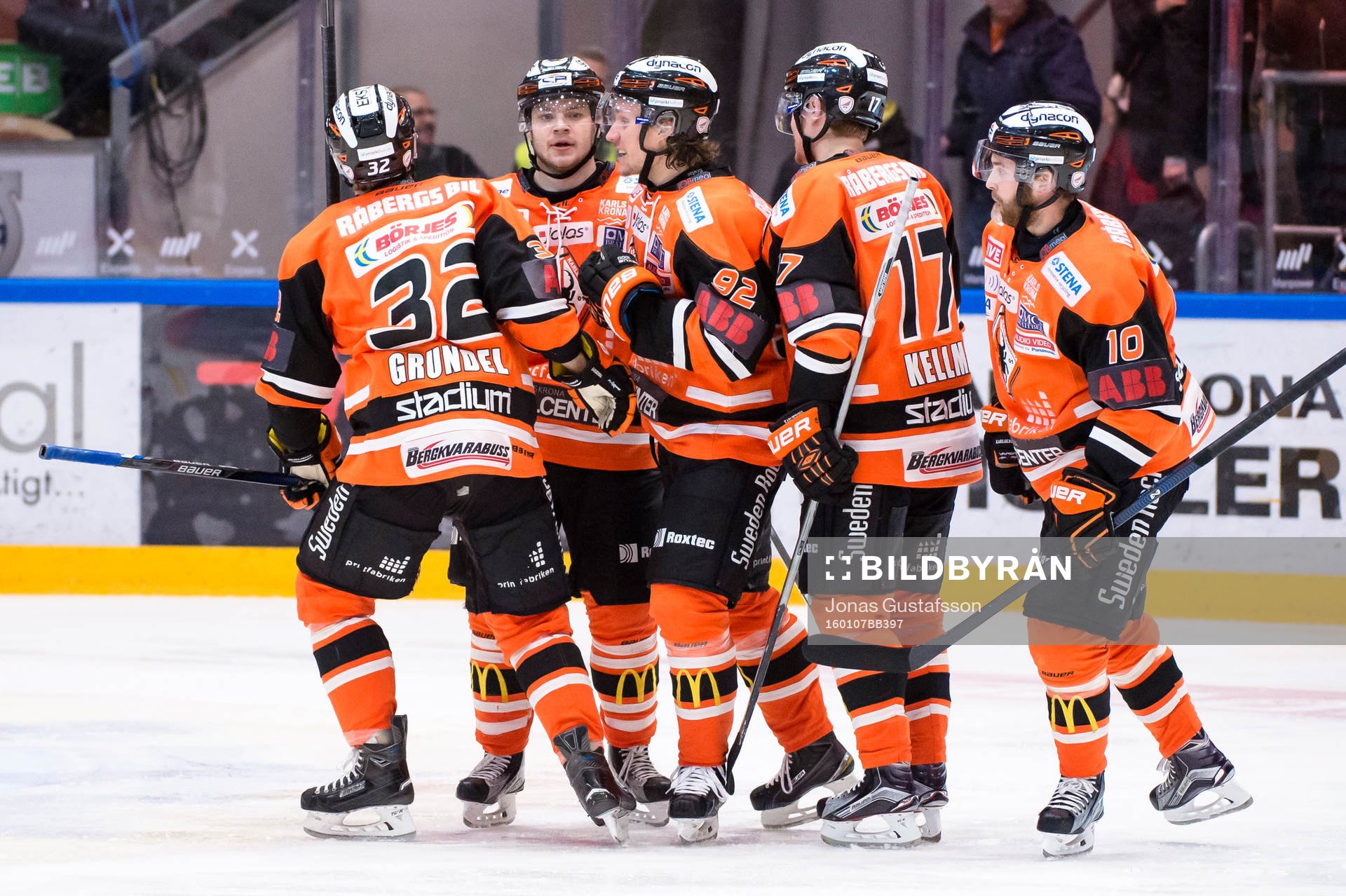 Karlskronas Jesper Olofsson har gjort 2-3 och jublar