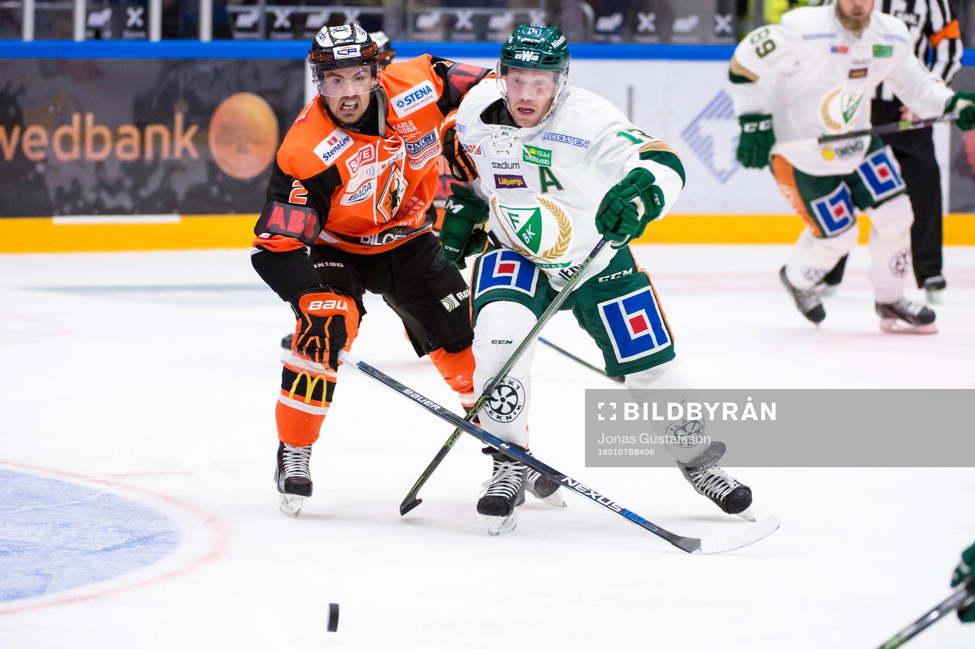 Karlskronas Robin Gartner med Färjestads Linus Persson