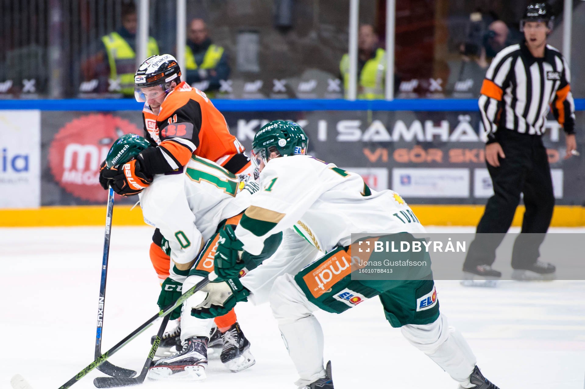 Karlskronas Robin Persson  tar ett grepp och försöker få