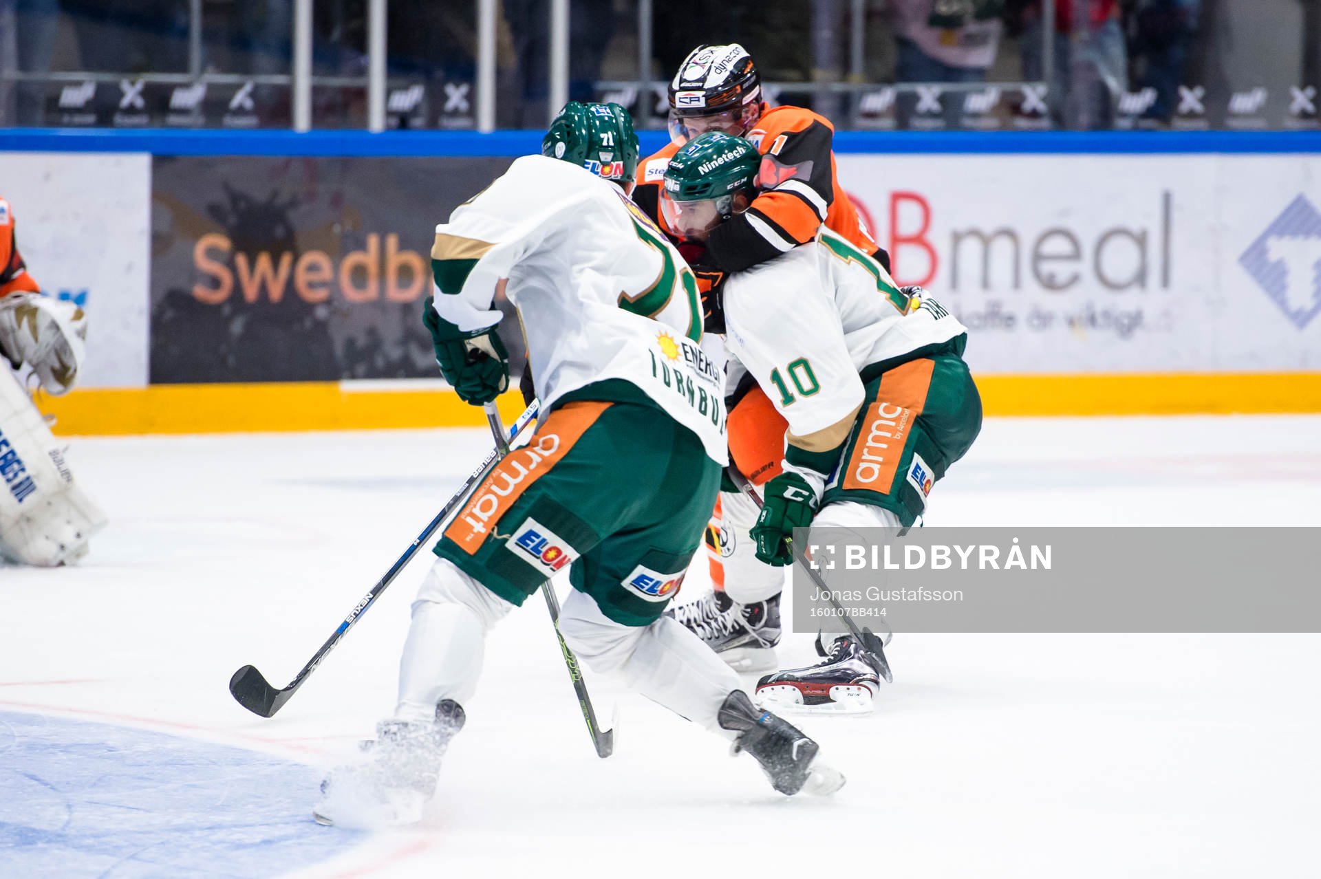 Karlskronas Robin Persson  tar ett grepp och försöker få
