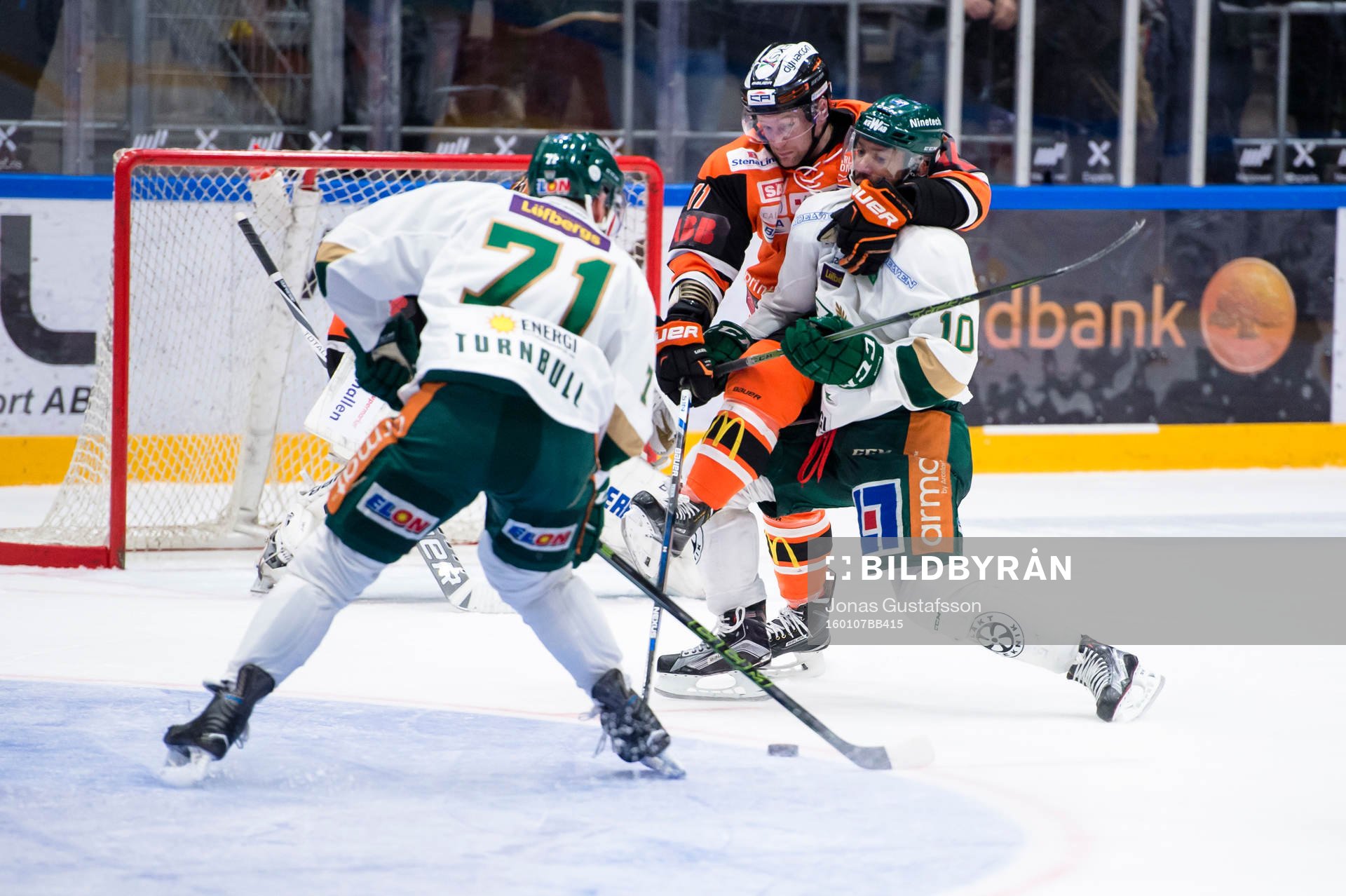 Karlskronas Robin Persson  tar ett grepp och försöker få