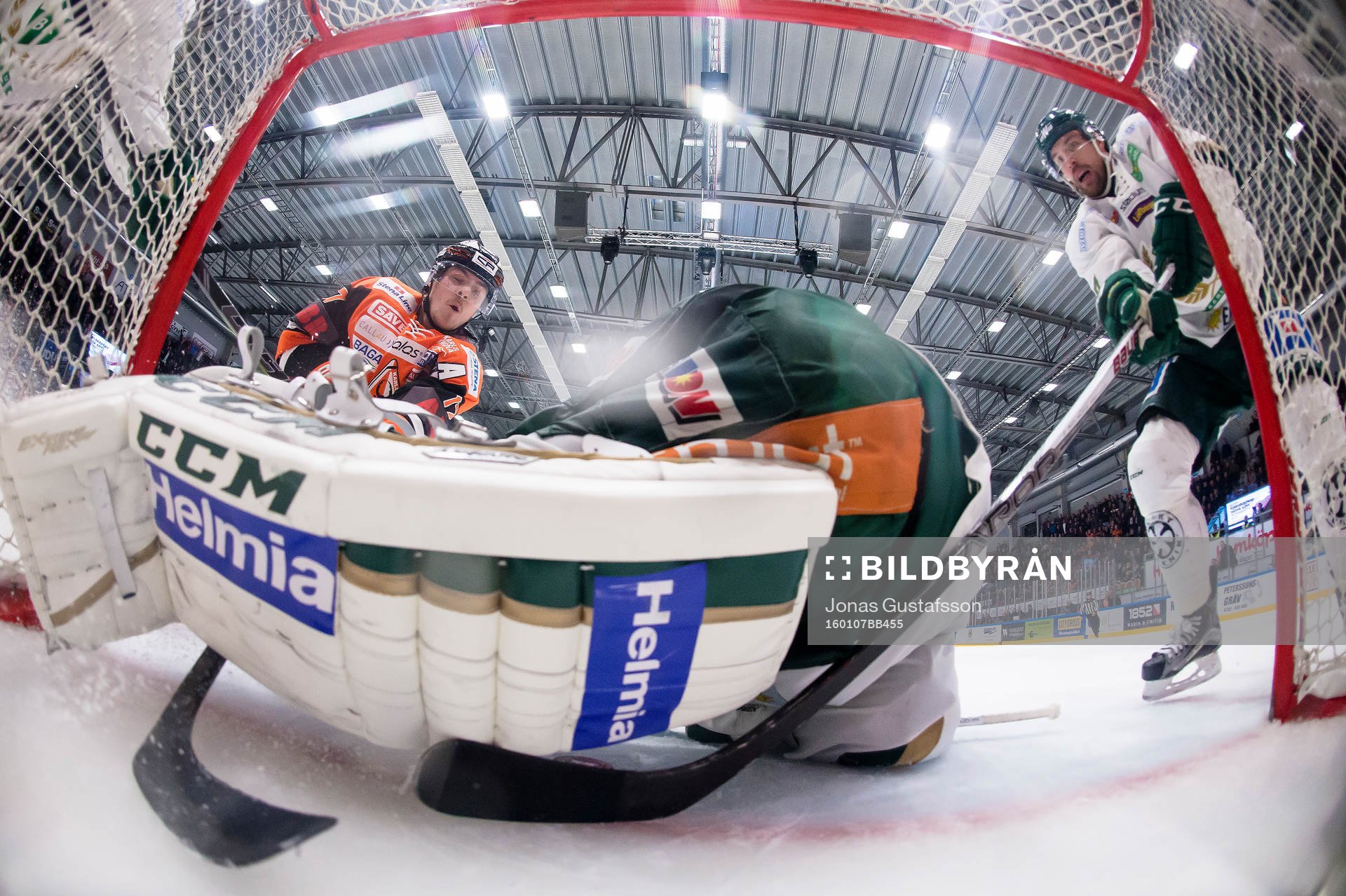 Karlskronas Joel Kellman är och petar med klubban