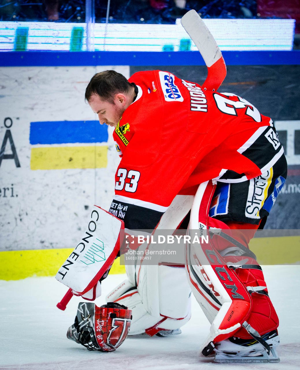 Örebros målvakt Julius Hudacek deppar