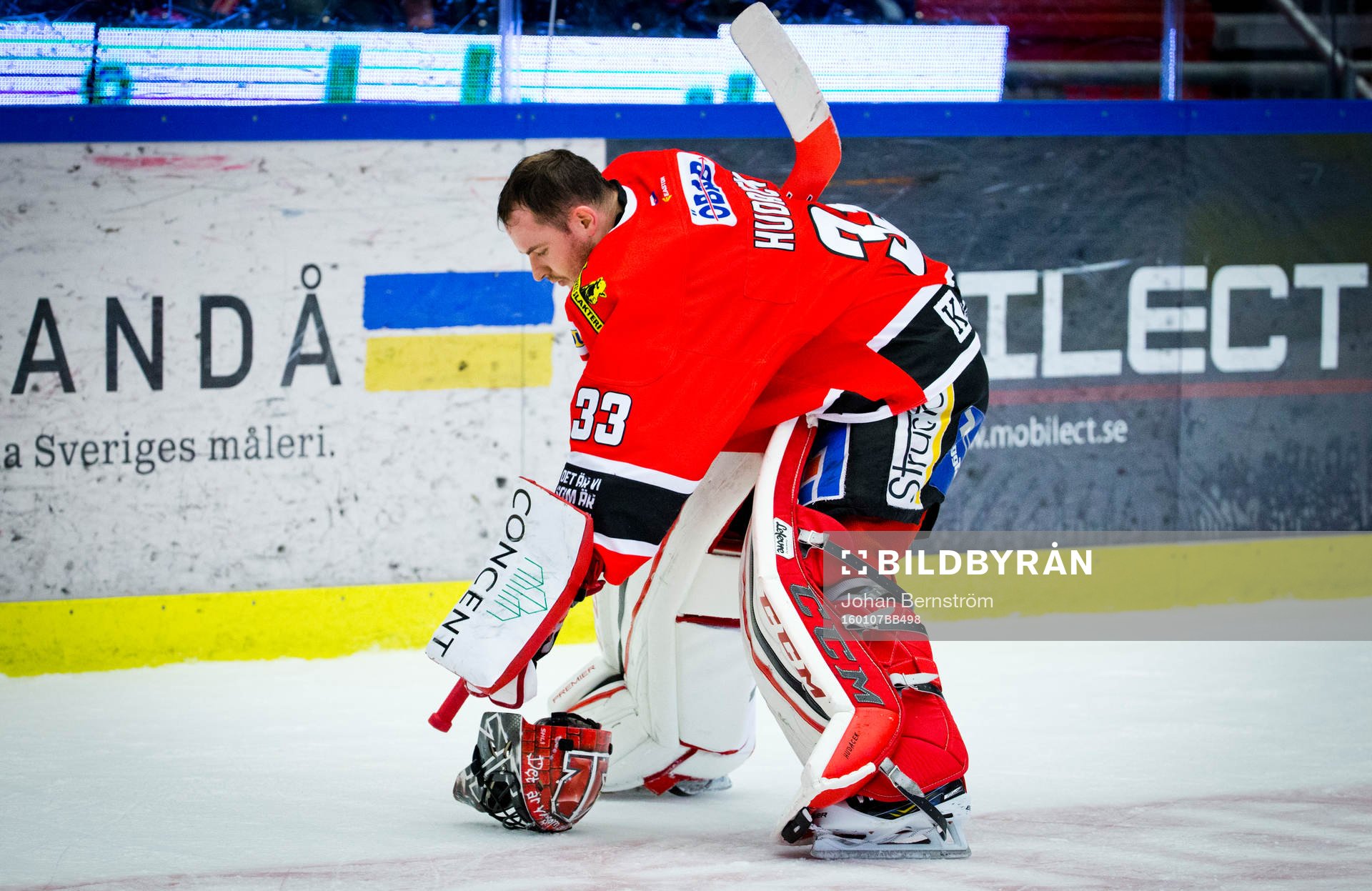 Örebros målvakt Julius Hudacek deppar