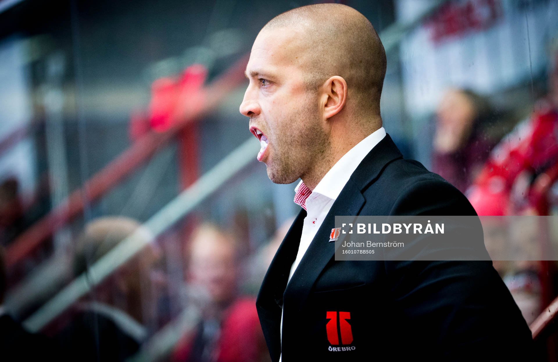 Örebros assisterande tränare Johan Tornberg skriker på
