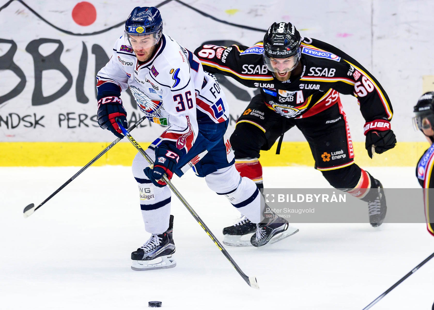 Linköpings Niklas Fogström jagas av Luleås Jonathan
