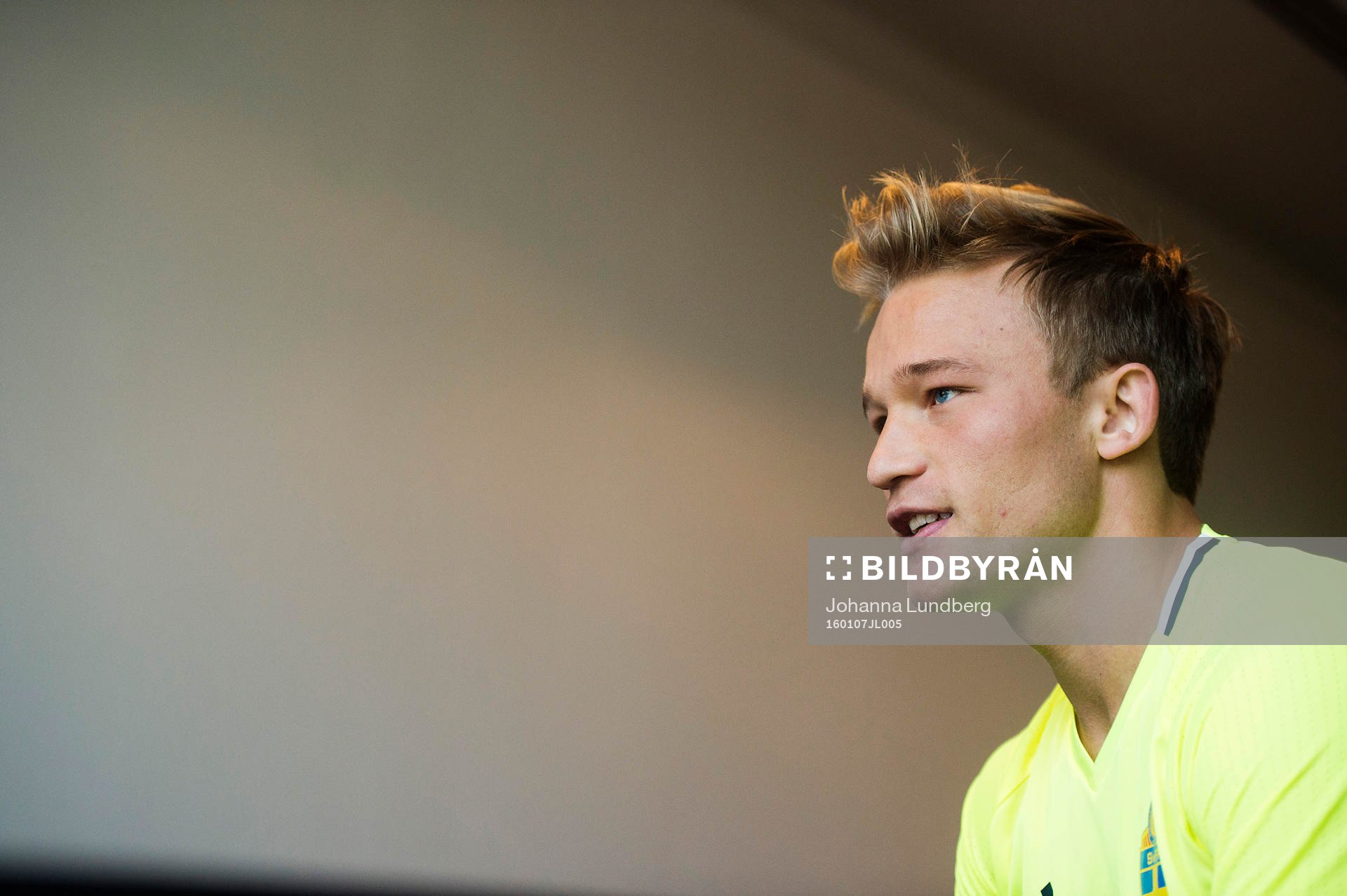 Nicklas Bärkroth blir intervjuad
