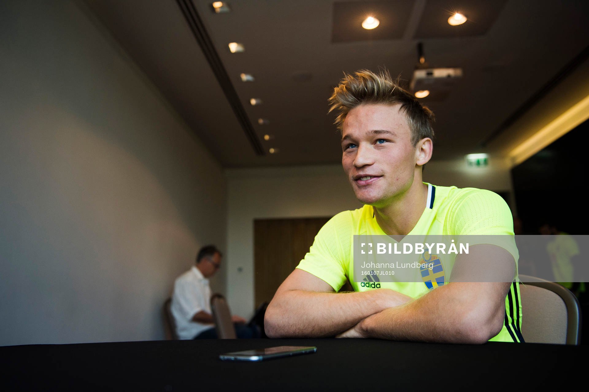 Nicklas Bärkroth blir intervjuad