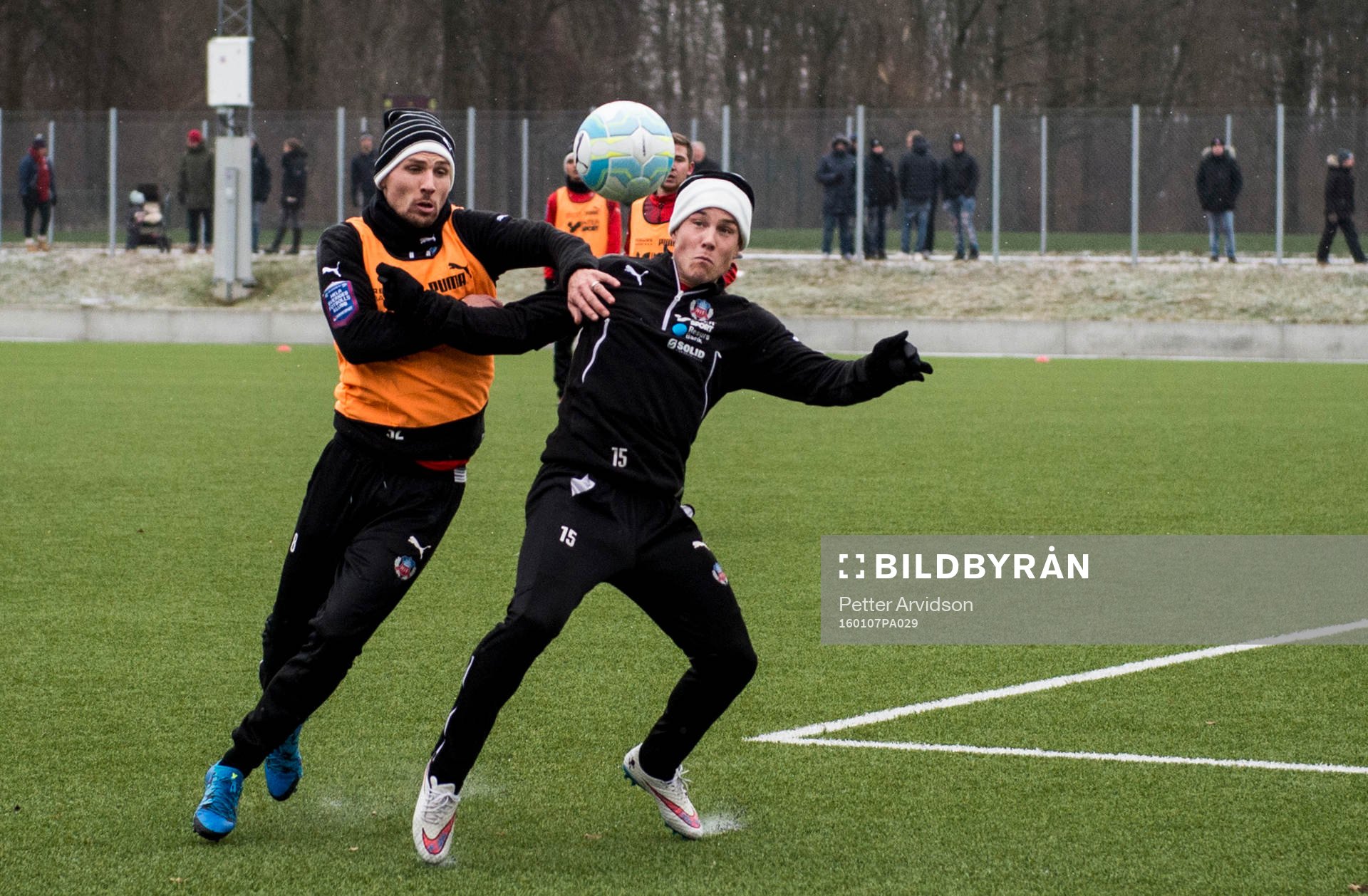Helsingborgs två nyförvärv Martin Christensen och Carl Wede i kamp om bollen under en träning med Helsingborg den 7 januari 2016 i Helsingborg.