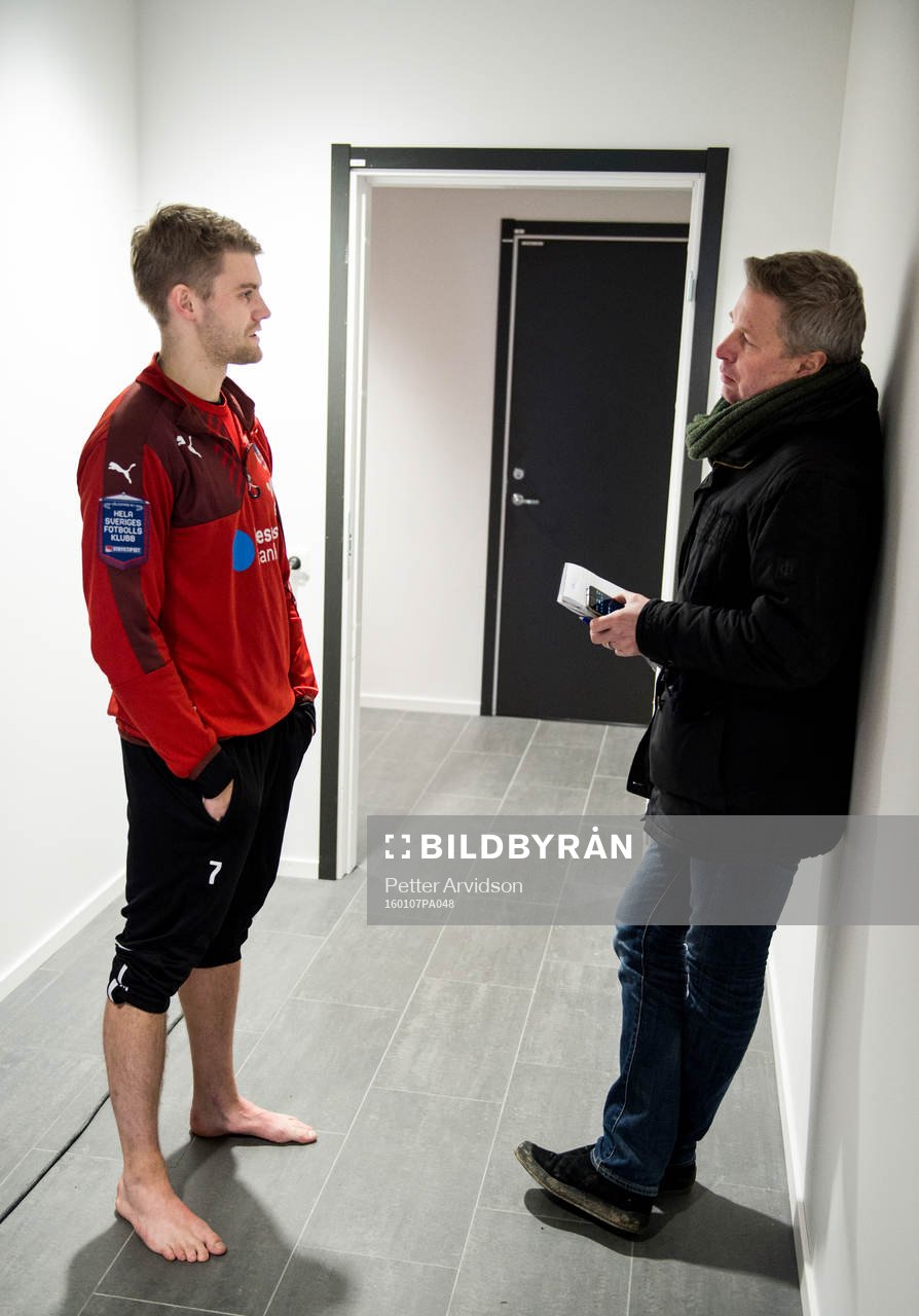 Helsingborgs Viktor Ljung intervjuas av Helsingborgs Dagblads Tomas Nilsson efter en träning med Helsingborg den 7 januari 2016 i Helsingborg.