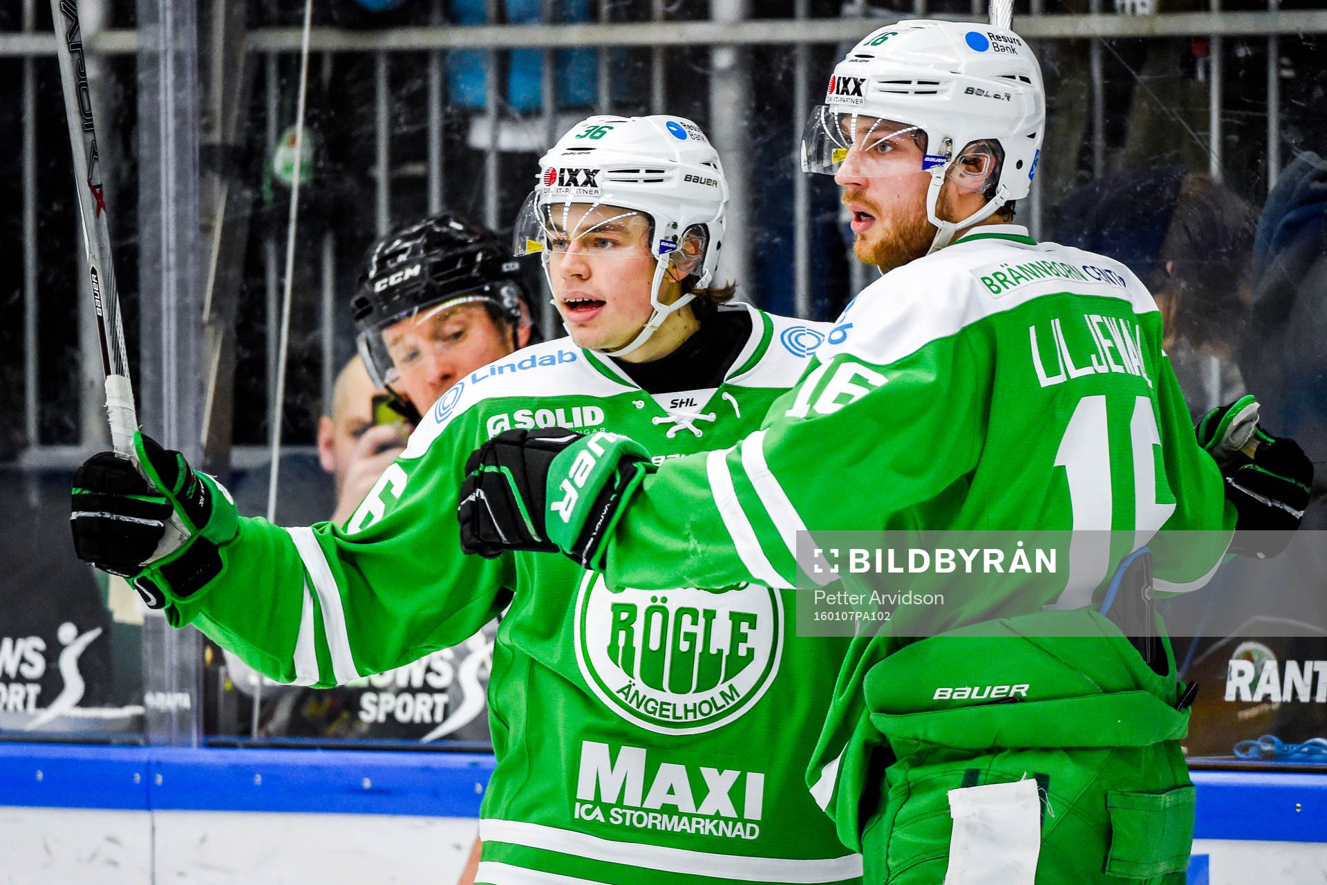 Rögles Filip Karlsson och Christopher Liljewall jublar