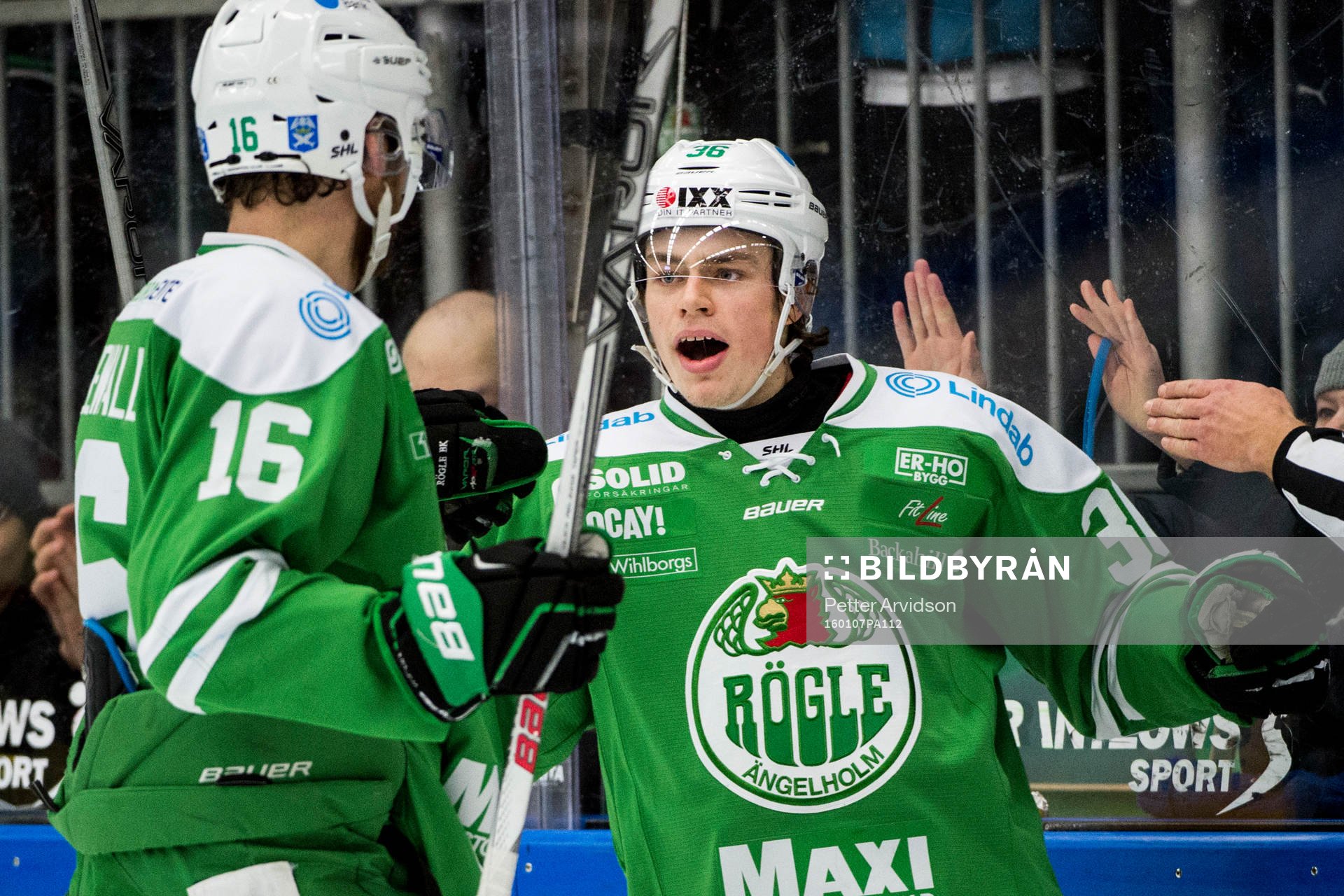 Rögles Filip Karlsson jublar med Christopher Liljewall