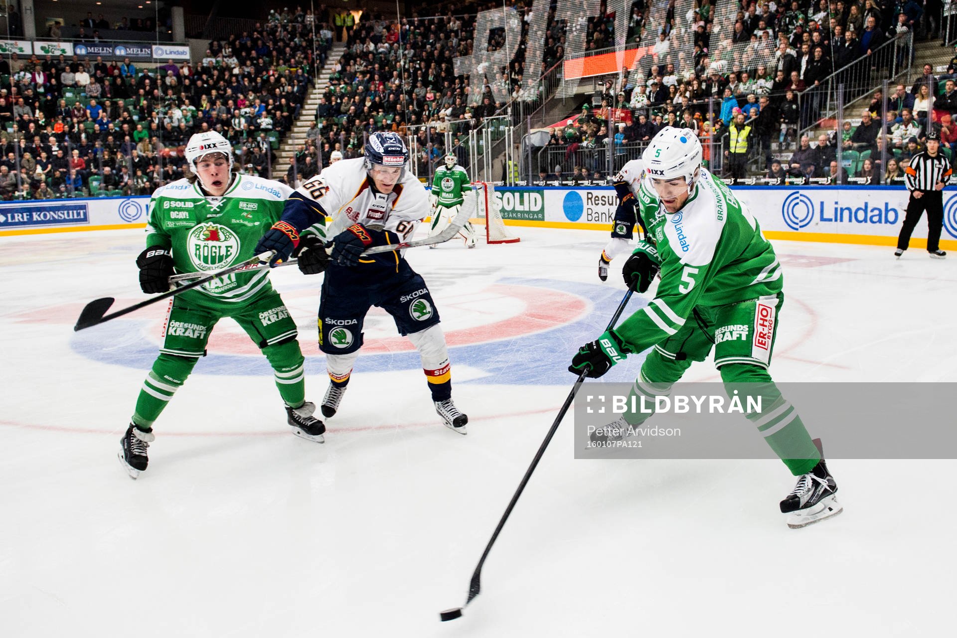 Rögles Alen Bibic rensar undan pucken framför