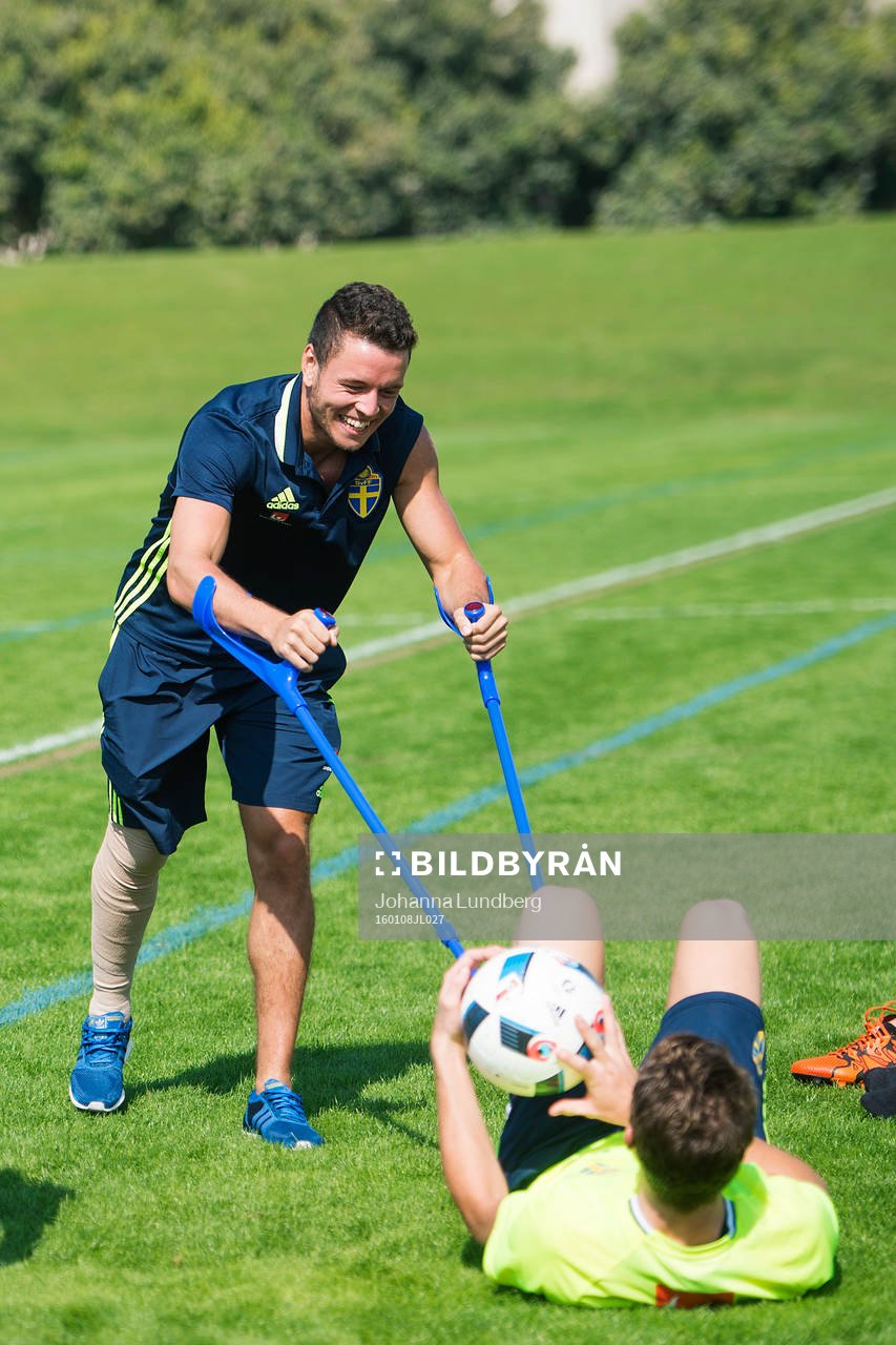 Kerim Mrabti med sina kryckor och en boll