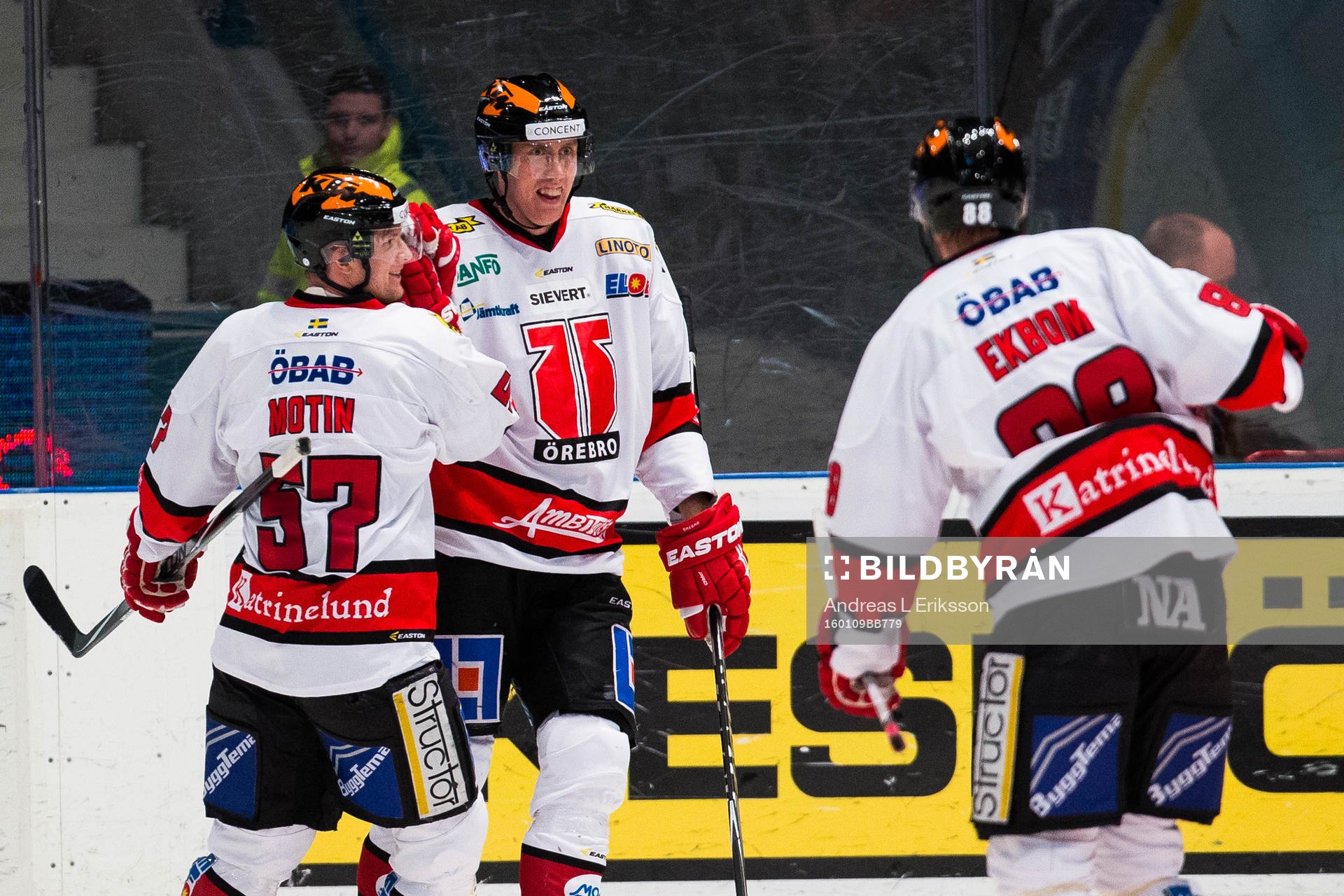Örebros Marko Anttila (m) jublar