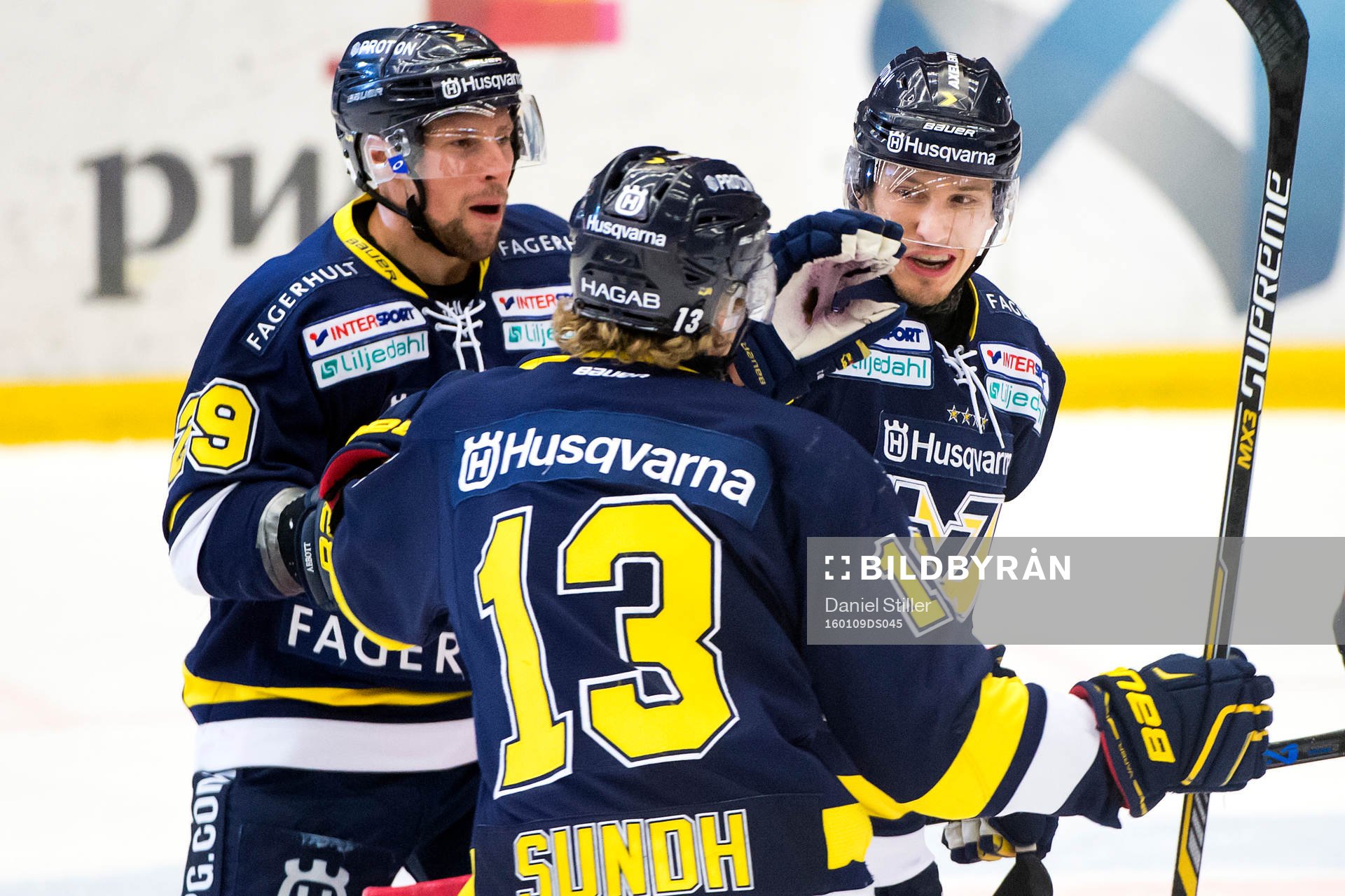 s Chris Abbott och Oscar Sundh klappar om Kristofer Berglund