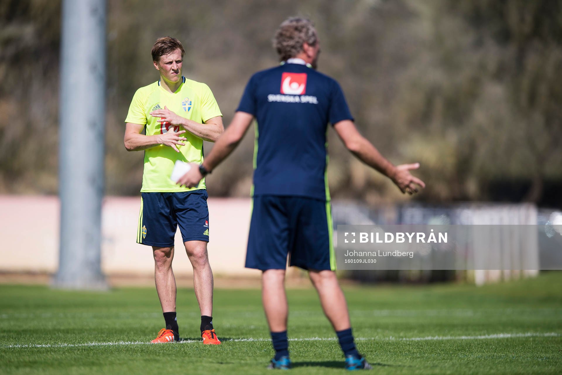 Emil Bergström lyssnar till förbundskapten Erik Hamrén