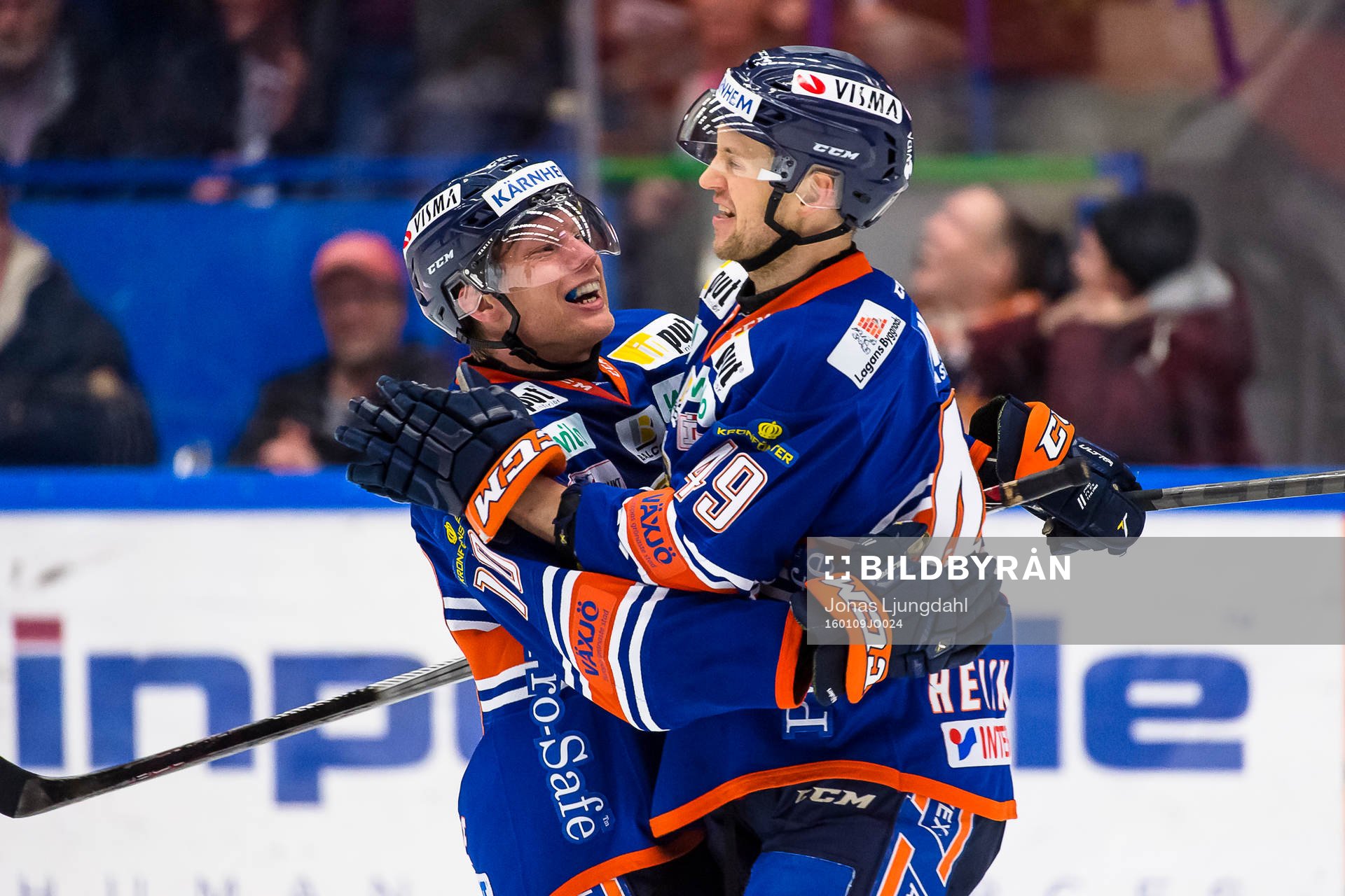 Växjös Richard Gynge och Ilkka Heikkinen jublar