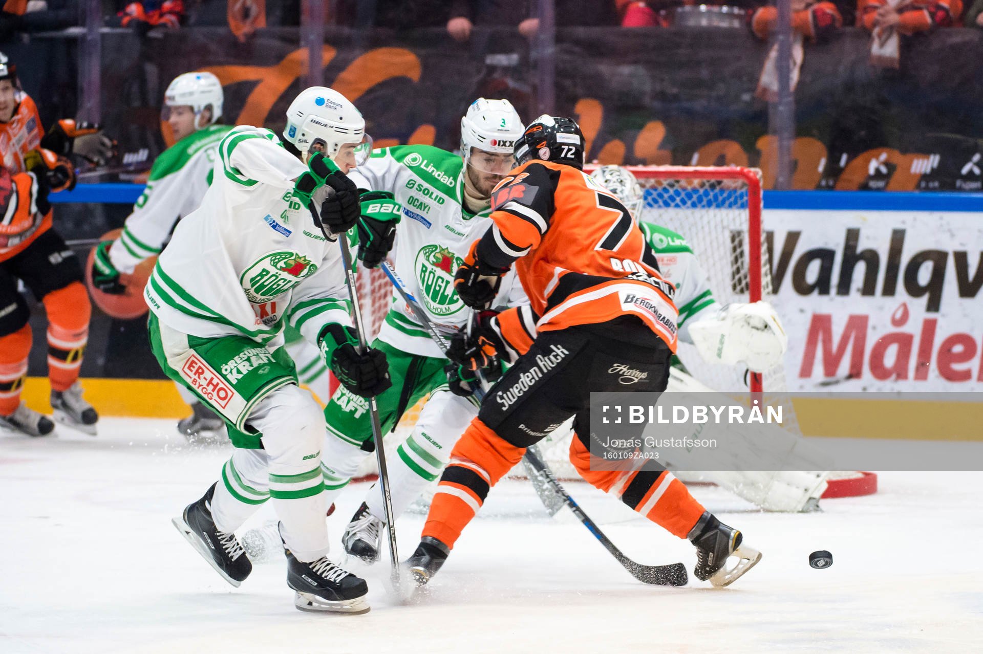Rögles Almen Bibic och Karlskronas Joachim Rohdin i kamp