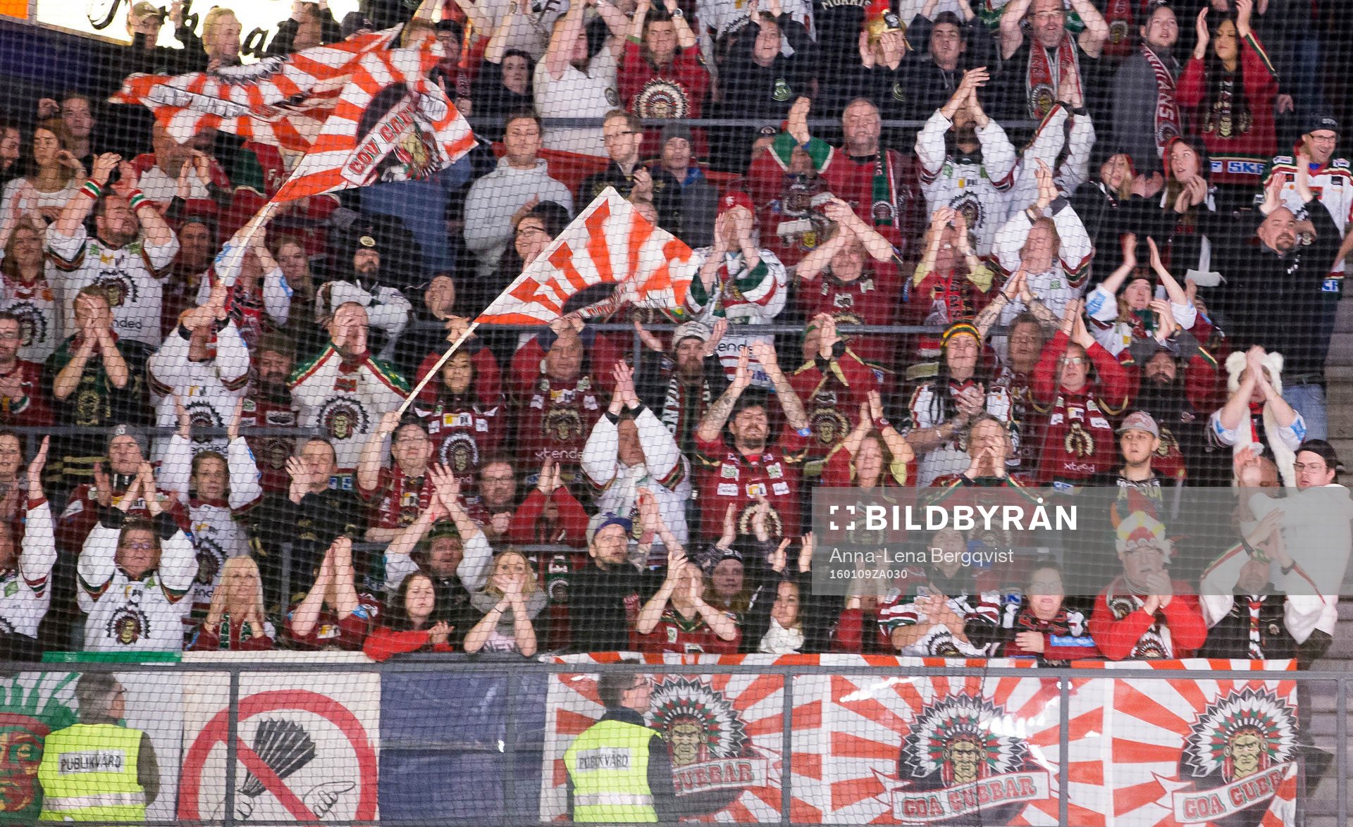 Frölundas supportrar jublar på läktaren