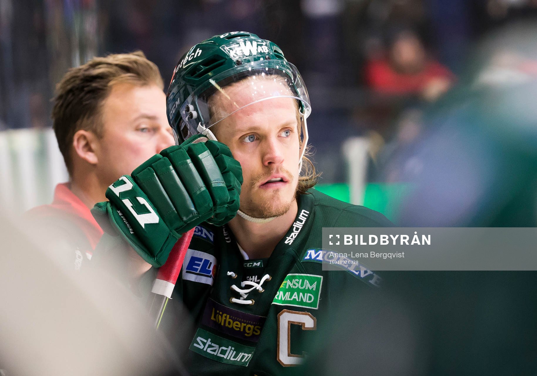 Färjestads Magnus Nygren  deppar i båset