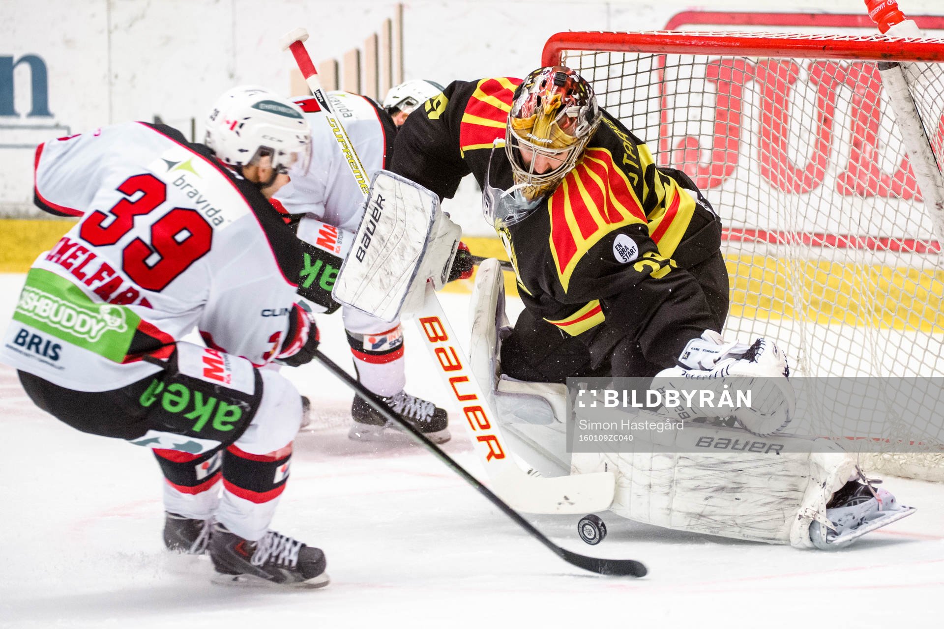 Brynäs målvakt Bernhard Starkbaum räddar skott från