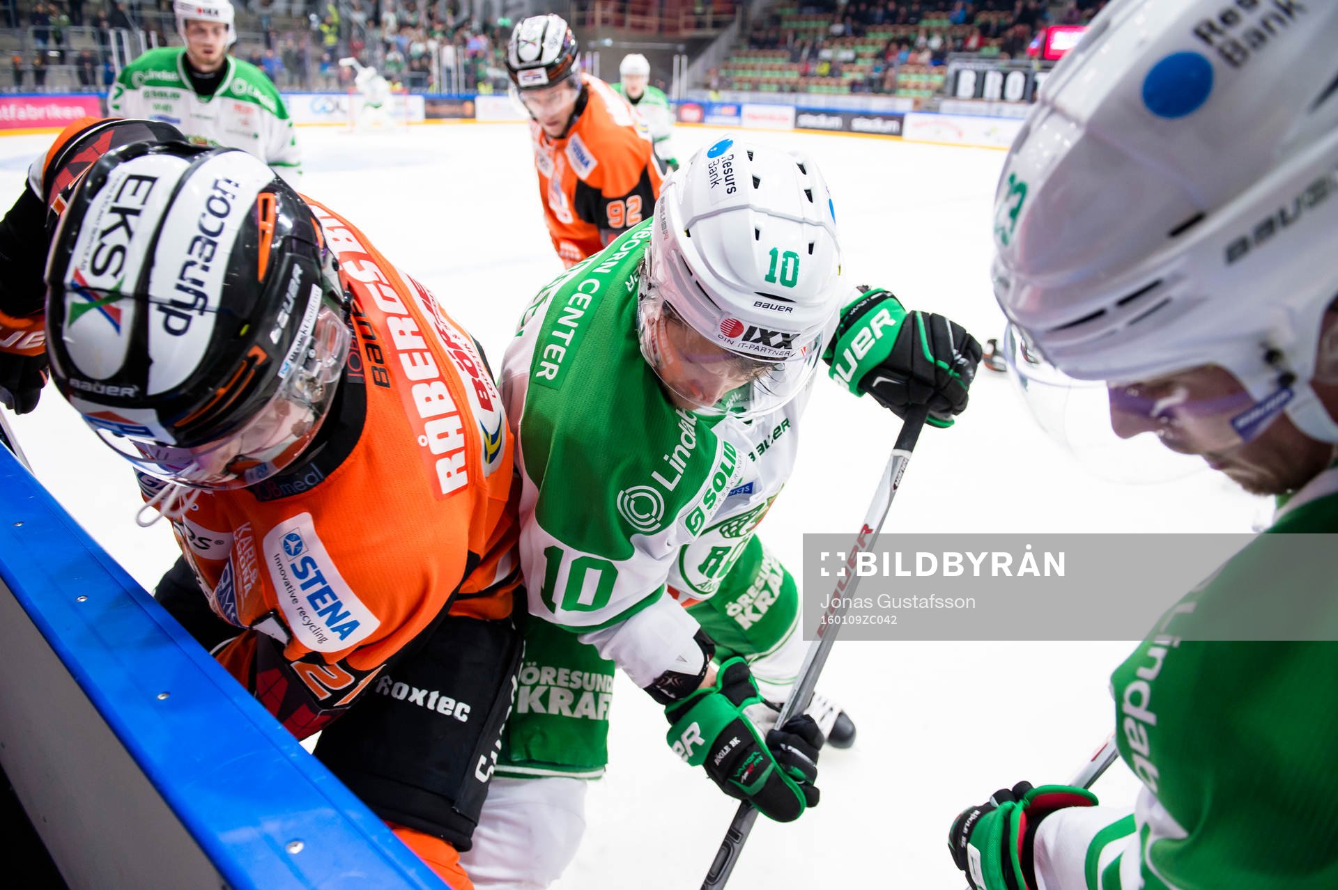 Rögles Viktor Lindgren försöker få loss pucken