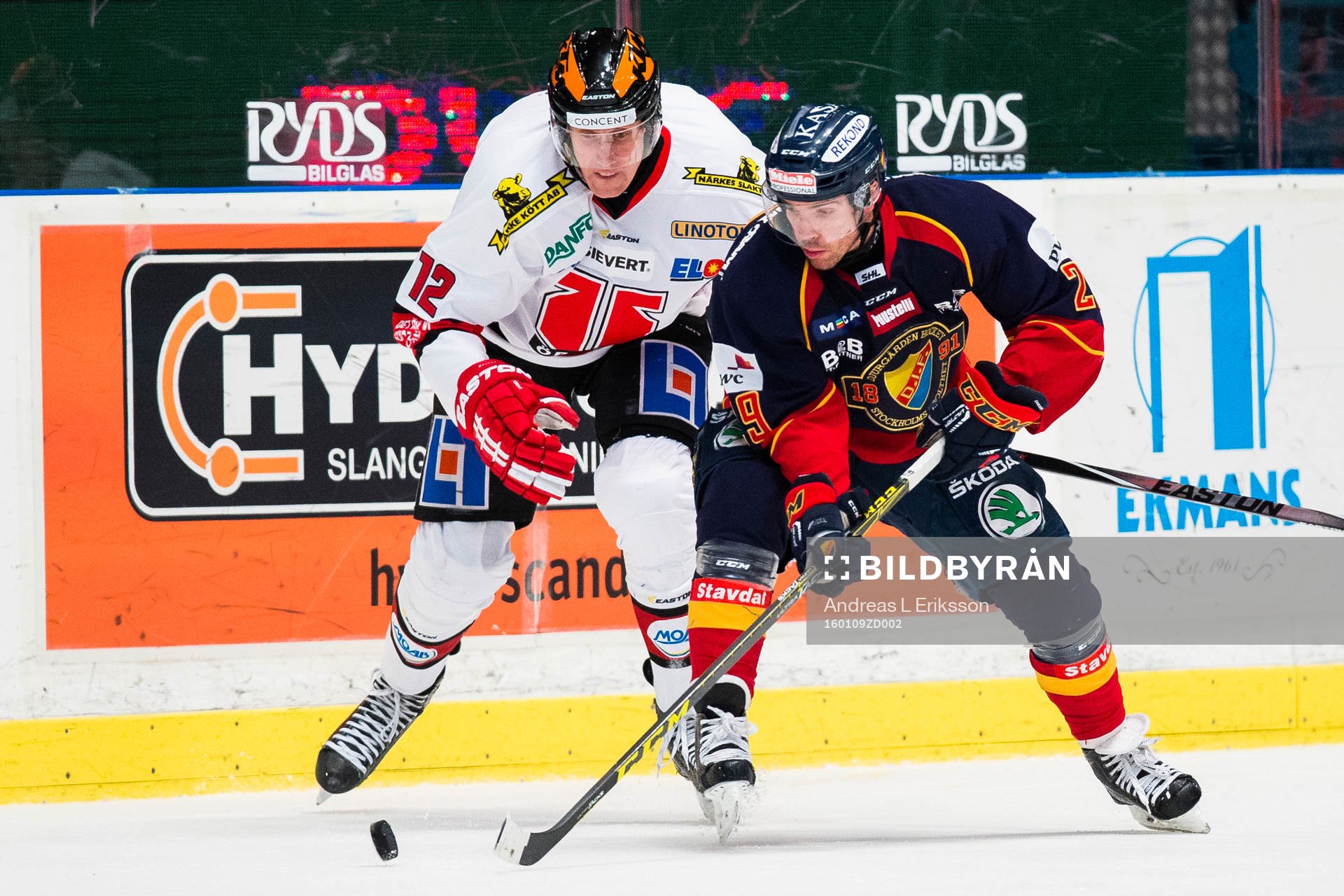Örebros Marko Anttila i kamp om pucken med Djurgårdens