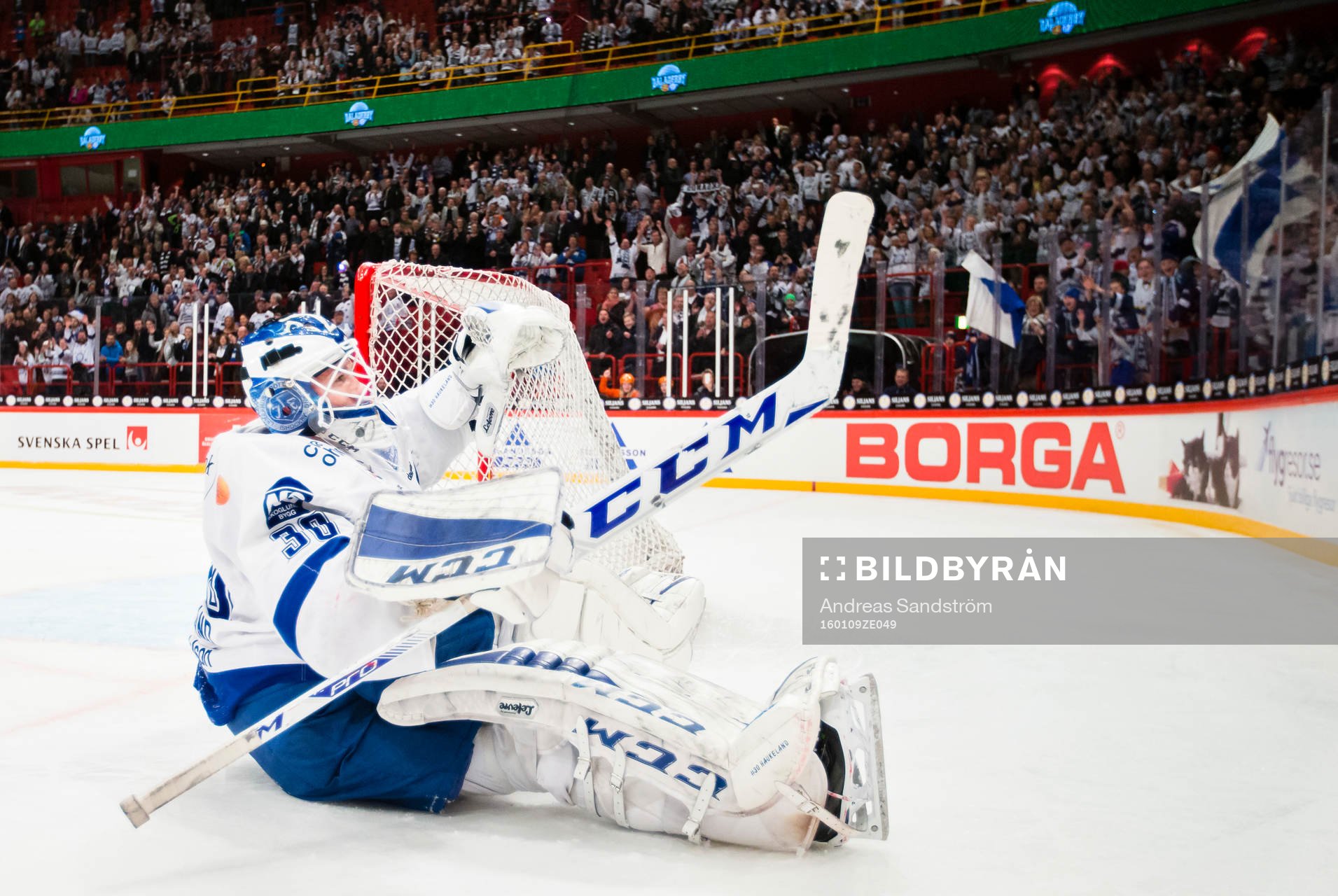 Leksands målvakt Henrik Haukeland gör en kullerbytta