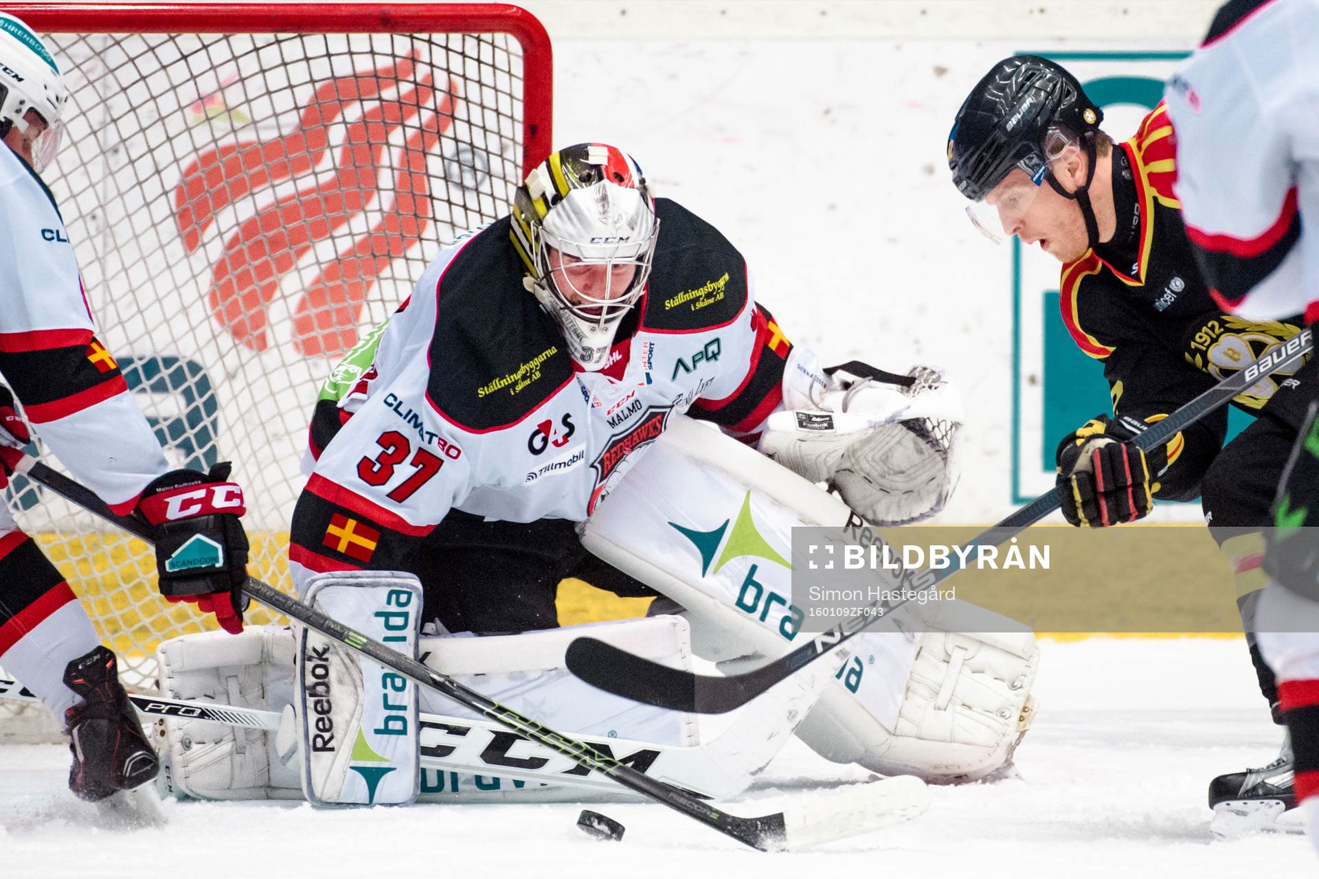 Brynäs Nick Johnson framför Malmö Redhawks målvakt